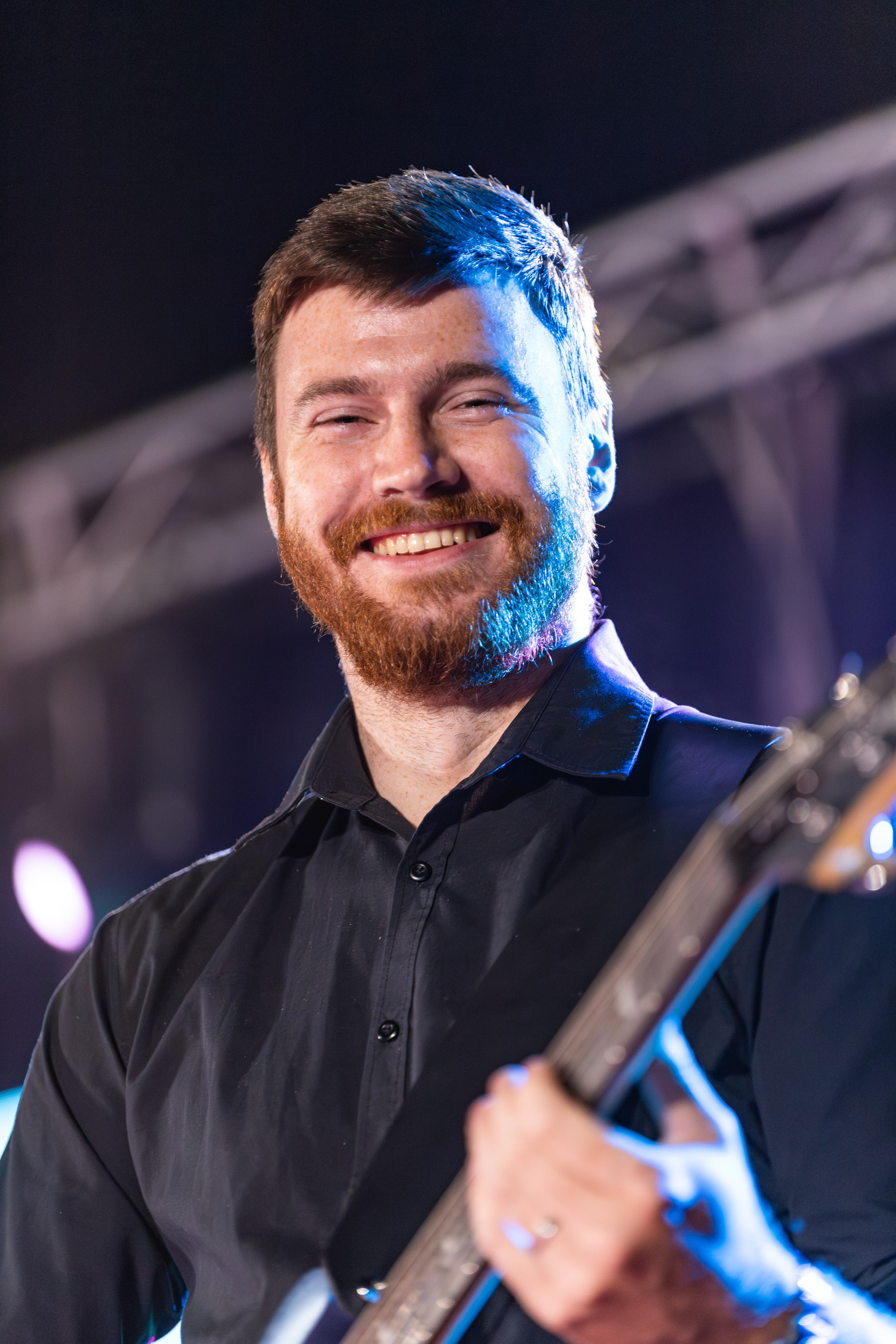 Fotografije takmičenja pjevača amatera na festivalu Tarčinske ljetne večeri u organizaciji KUD-a Ivan Planina, prikazuju nastupe učesnika na pozornici, scensku rasvjetu i atmosferu festivala.