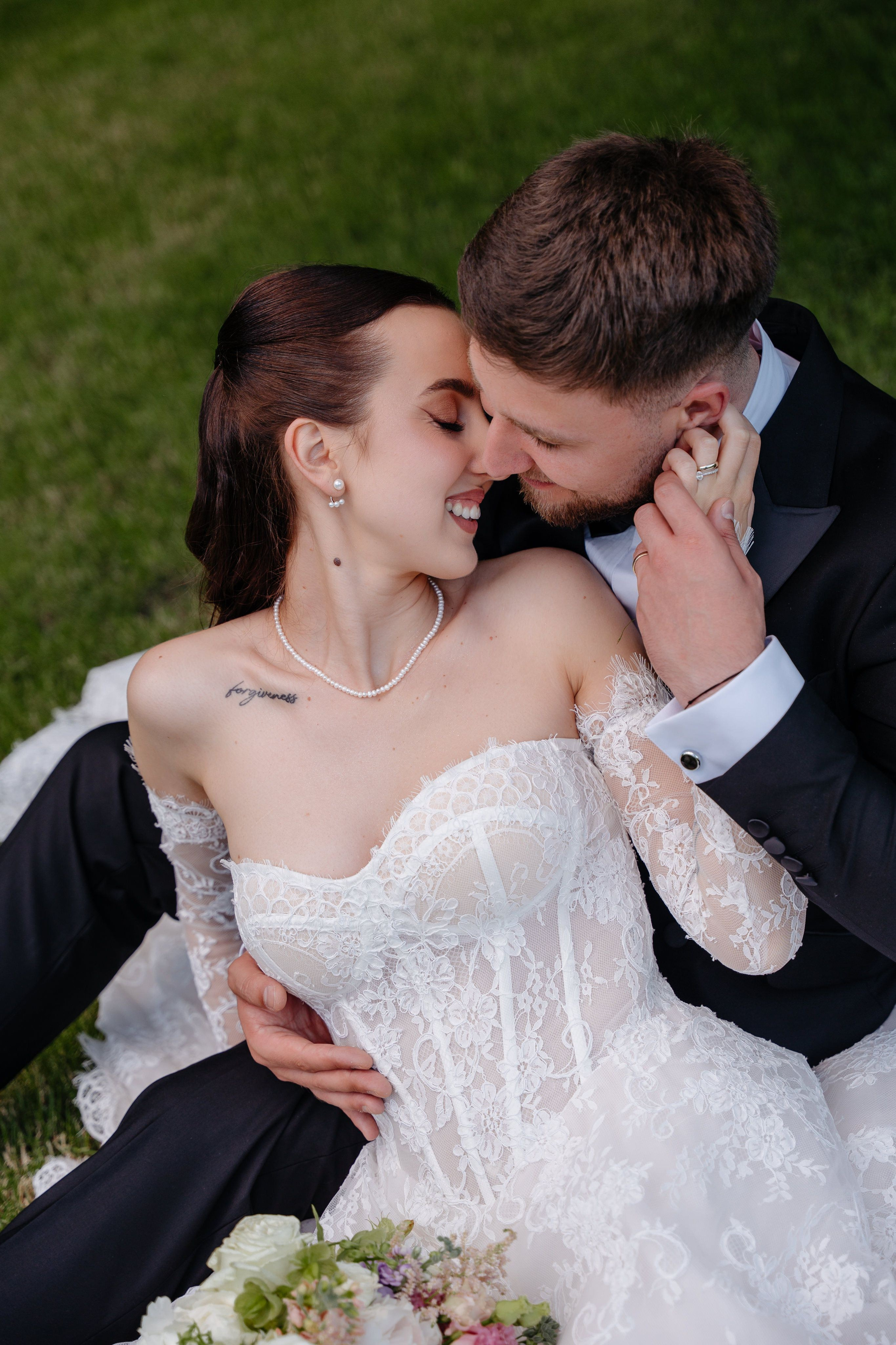 Cadru romantic de aproape cu mirii îmbrățișați