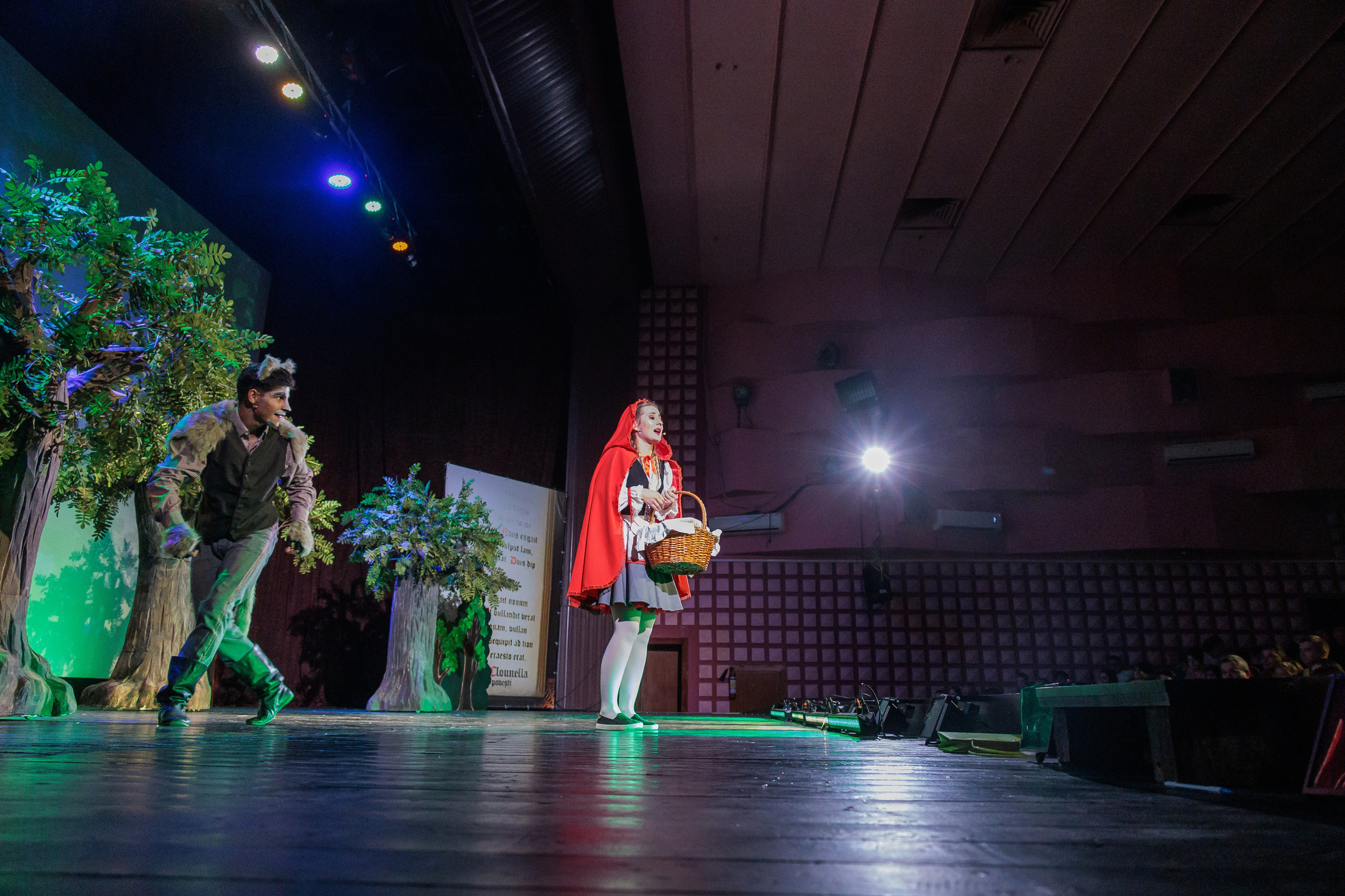 Clounella. Povestea Scufita rosie. ✔️ Фото Видео на свадьбы и крестины Молдова — Cinematic.md