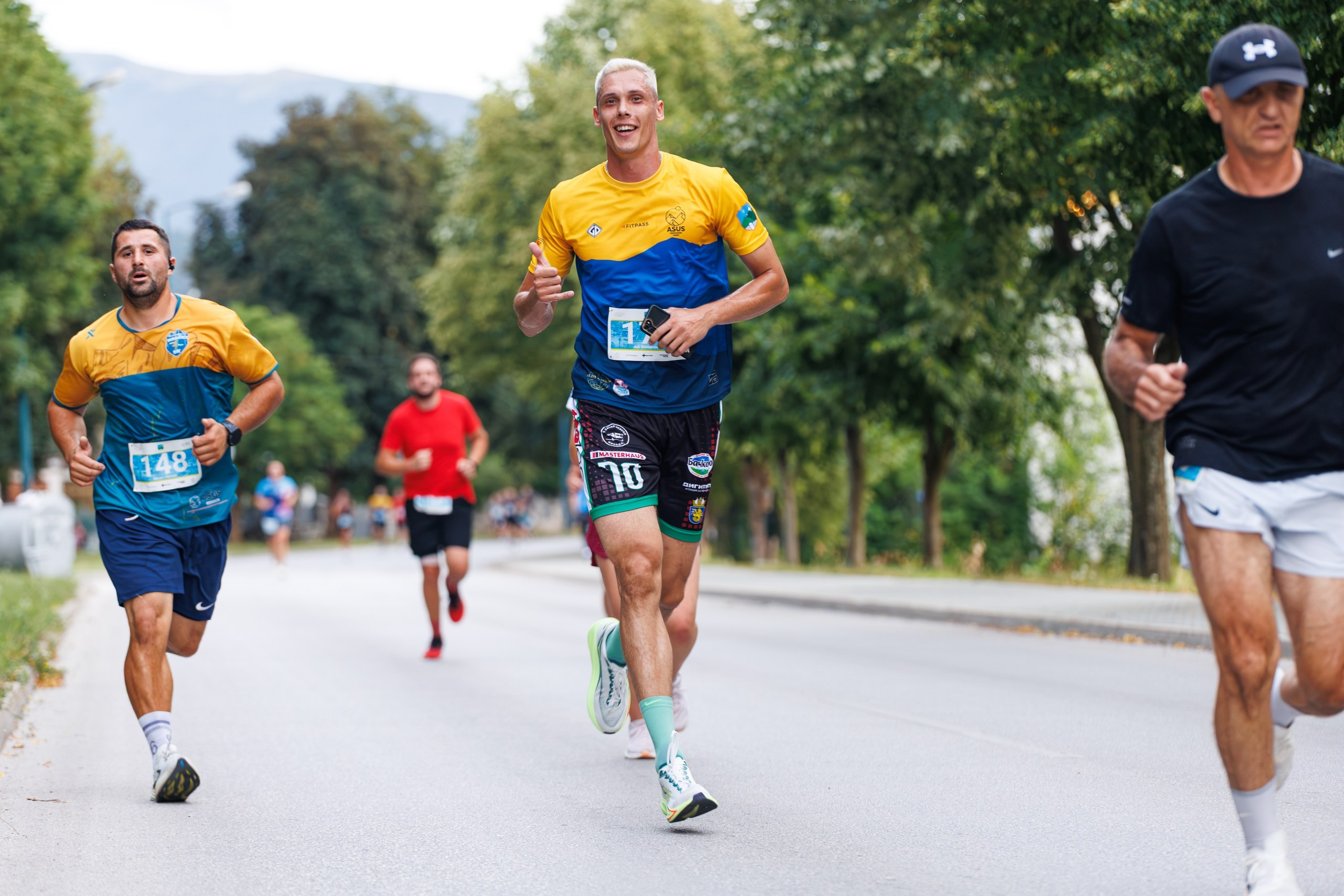 Učesnici ulične utrke 5K Hadžići tokom trčanja.
