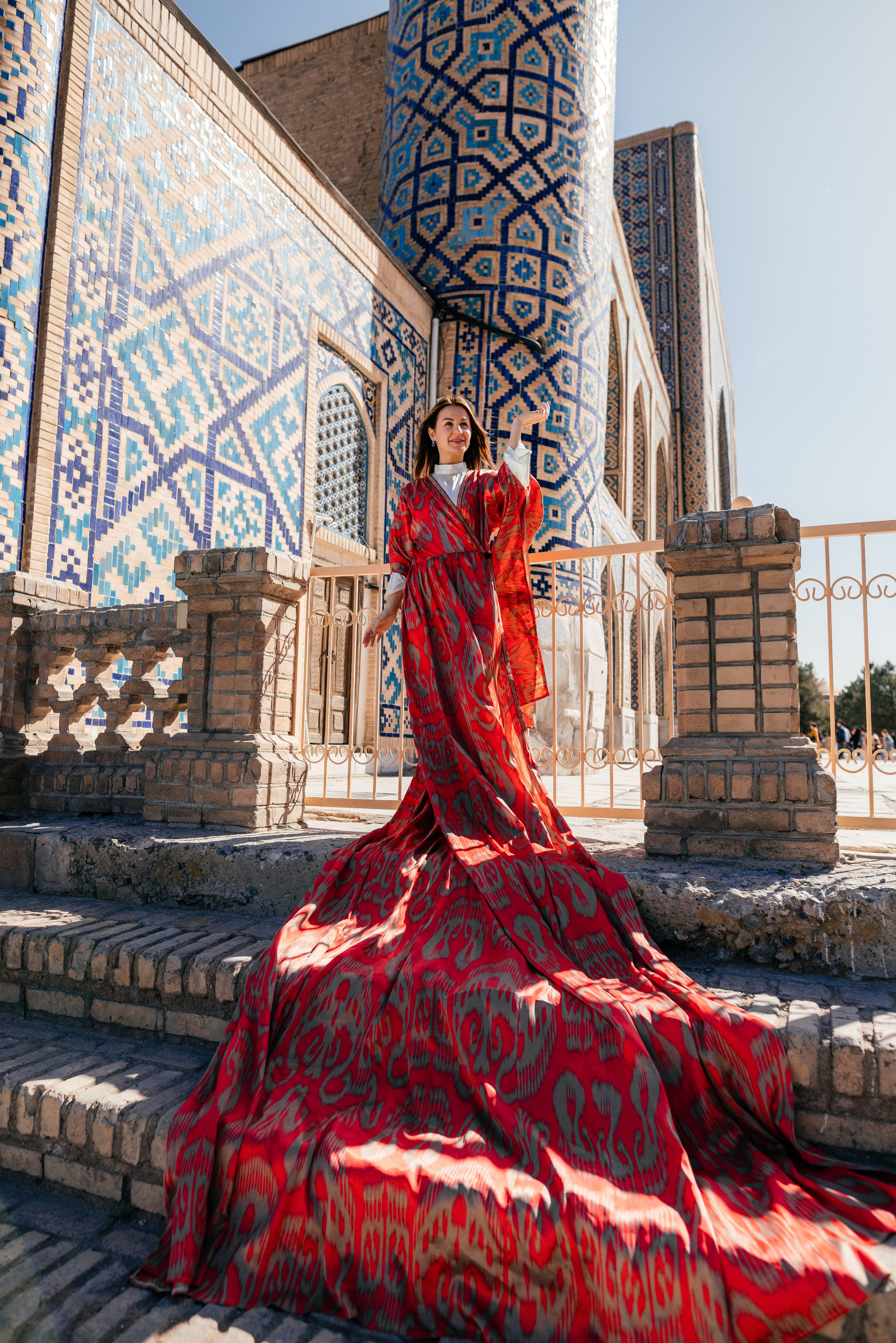Красное длинное платье. Фотограф в Узбекистане и Самарканде Джасур Марупов