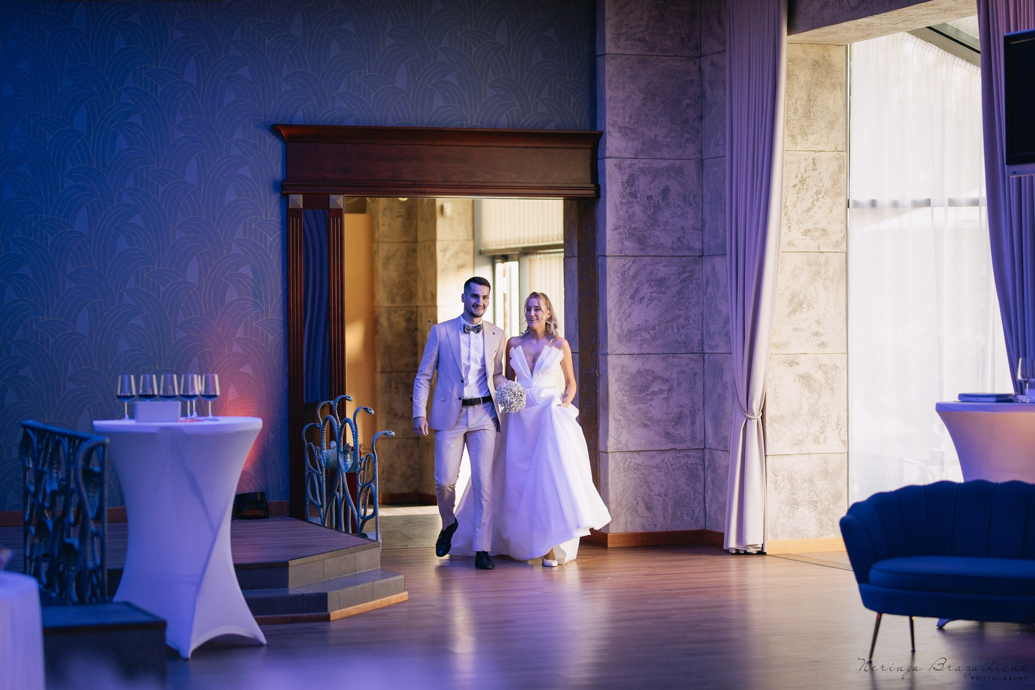 Vestuvinė fotosesija Kaune, Vienybės aikštėje, prie Lietuvos banko