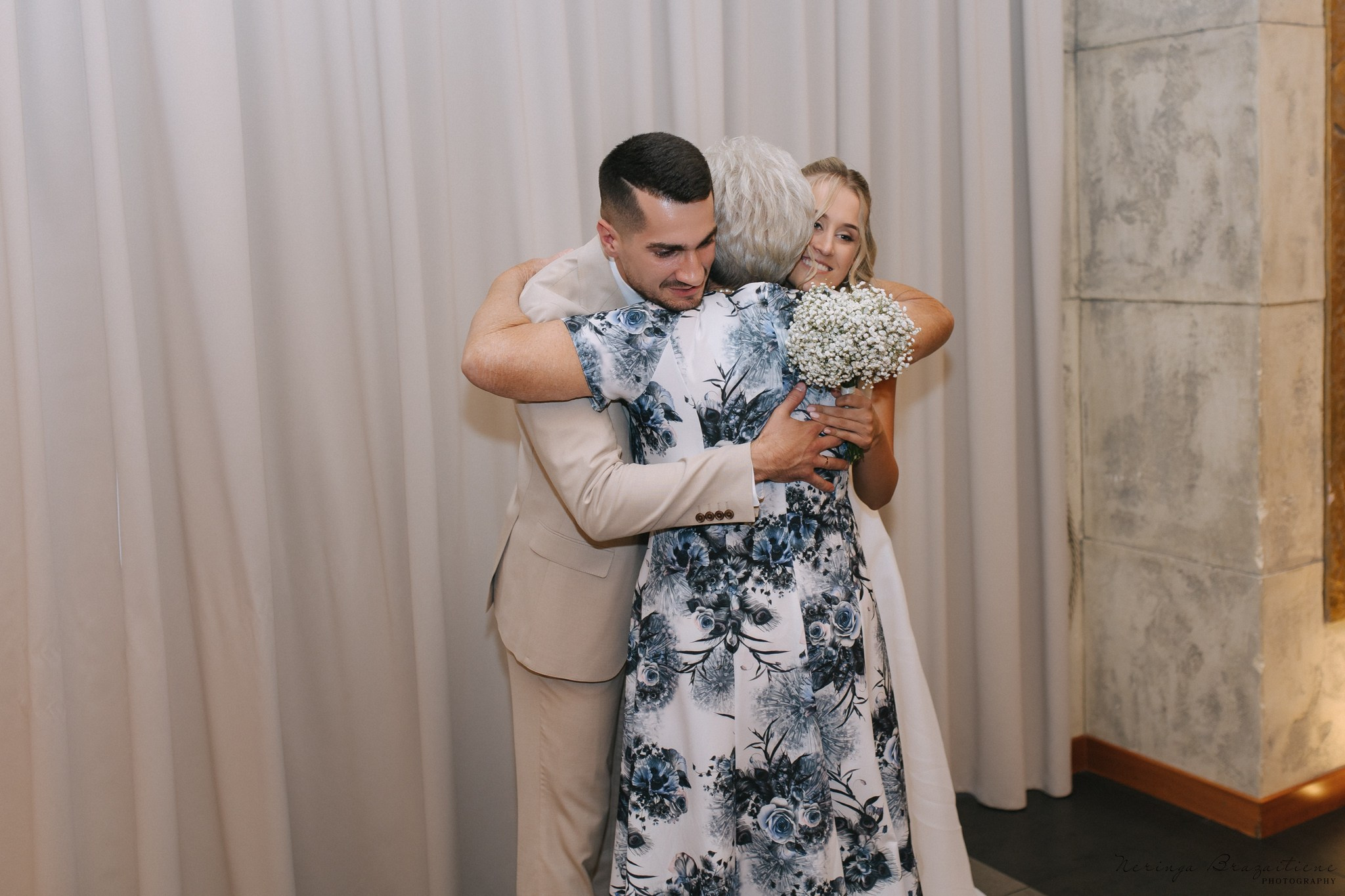 Vestuvinė fotosesija Kaune, Vienybės aikštėje, prie Lietuvos banko