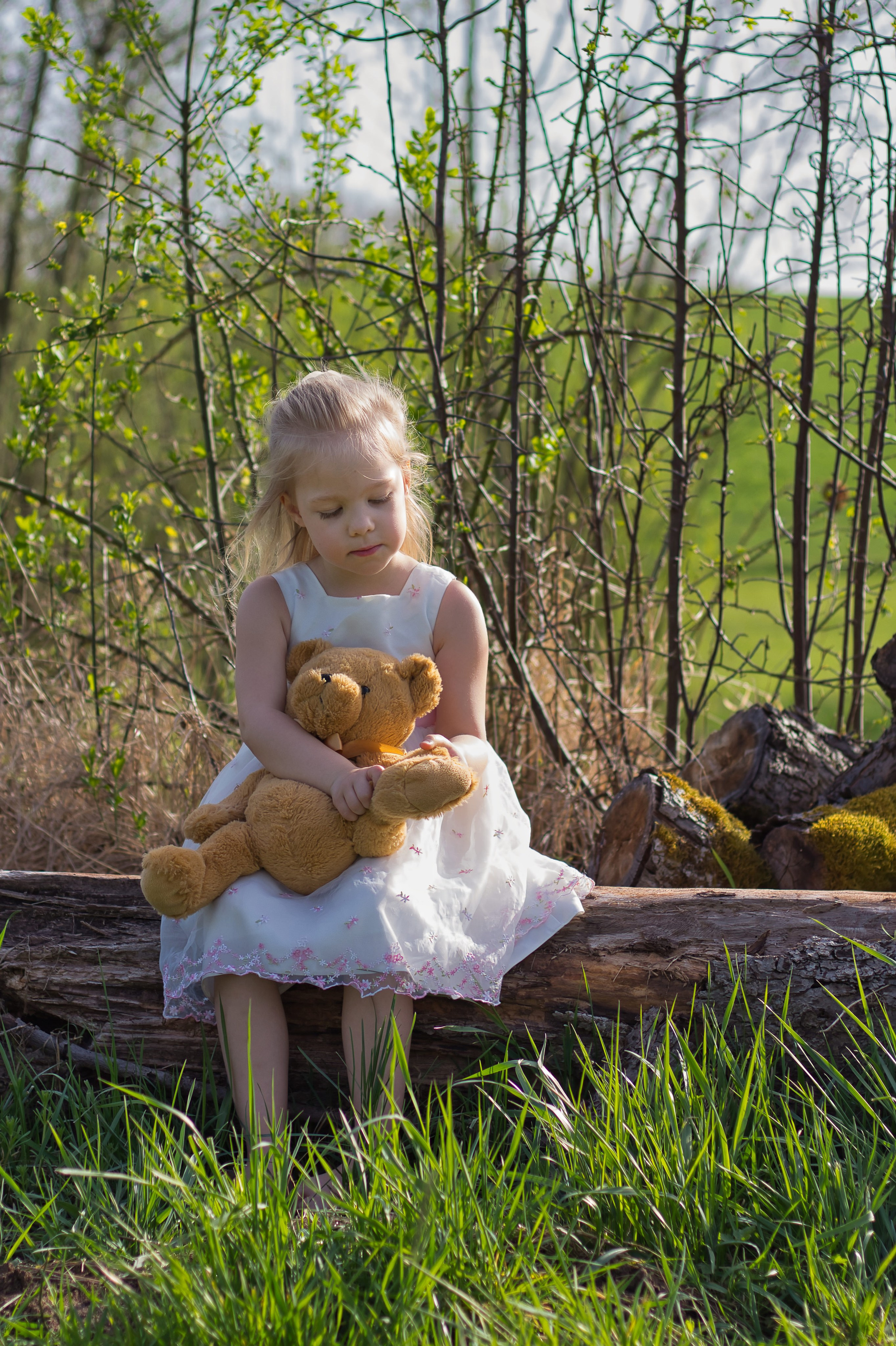 Mädchen mit Bär Kindergarten Kita Kindergartenkind Kindergartenfotografie Fotografie Jaddafotografie Kindergartenbretzfeld Bretzfeld Heilbronn Öhringen Ilsfeld Kitafotografie Kindergartenfotografin