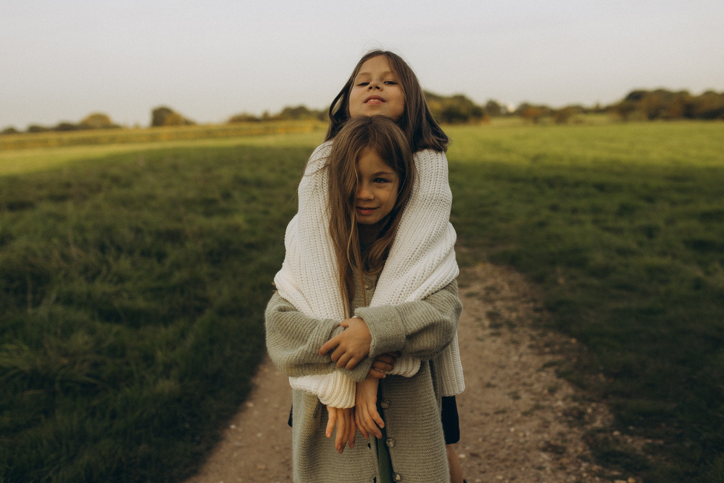 Mama und ihre zwei bezaubernden Töchter in einer familiären Fotosession. Familien & Hochzeitfotografin Nadja Holzmann