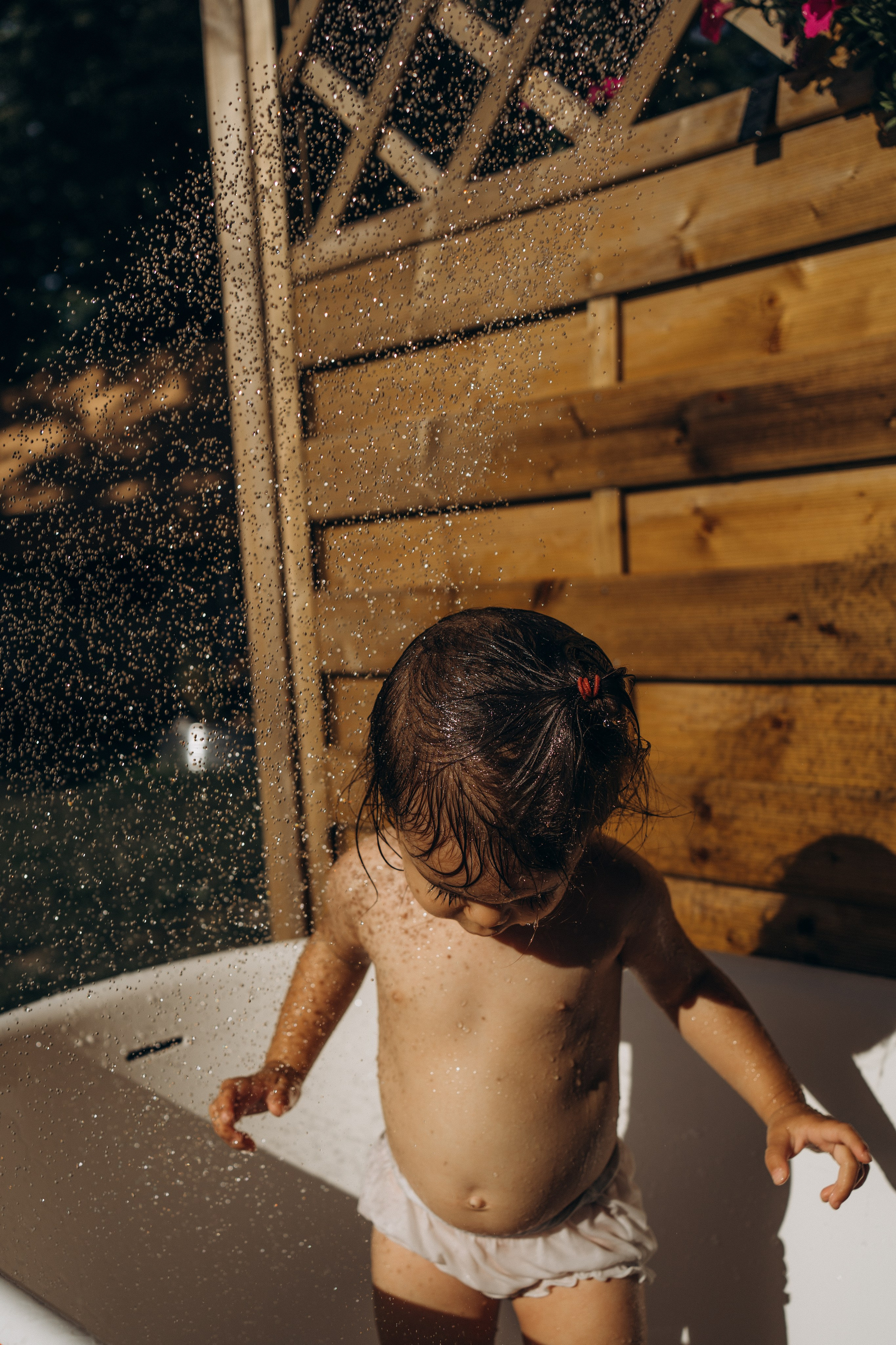 Spakly splashes. Family photographer in Helsinki, Victoria Guadagno