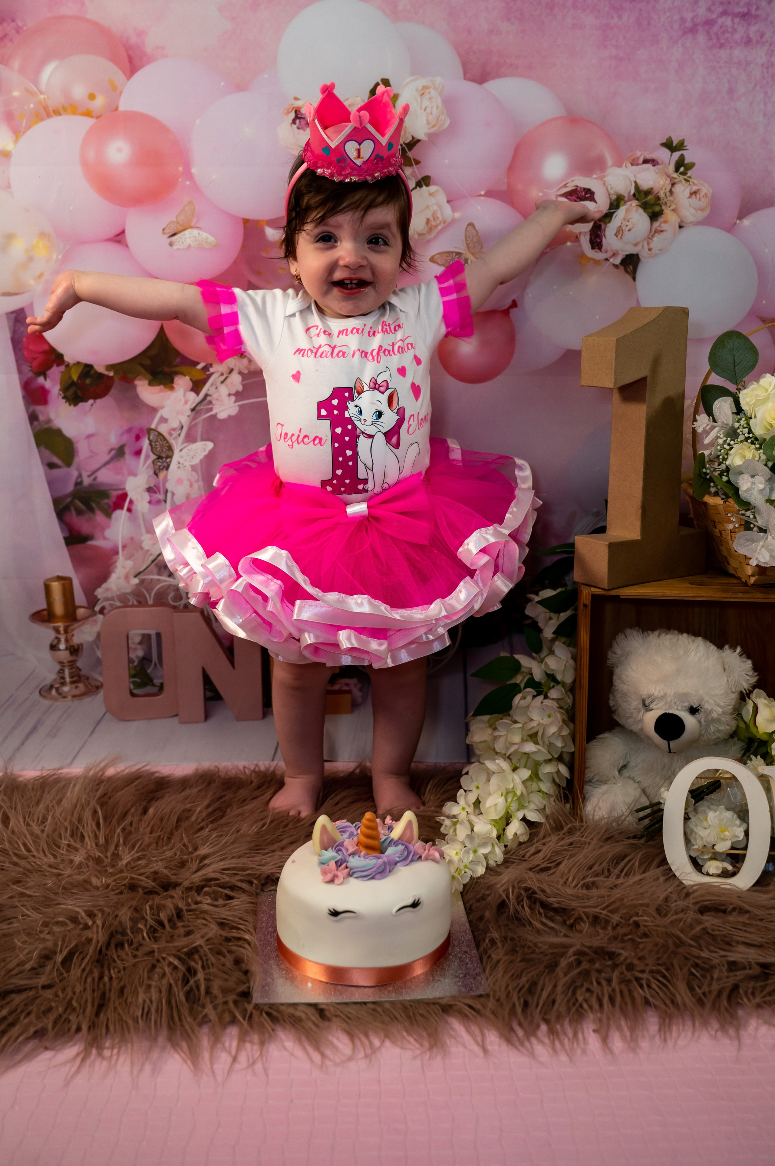 Smash the cake. Lucia Adam Family Photography