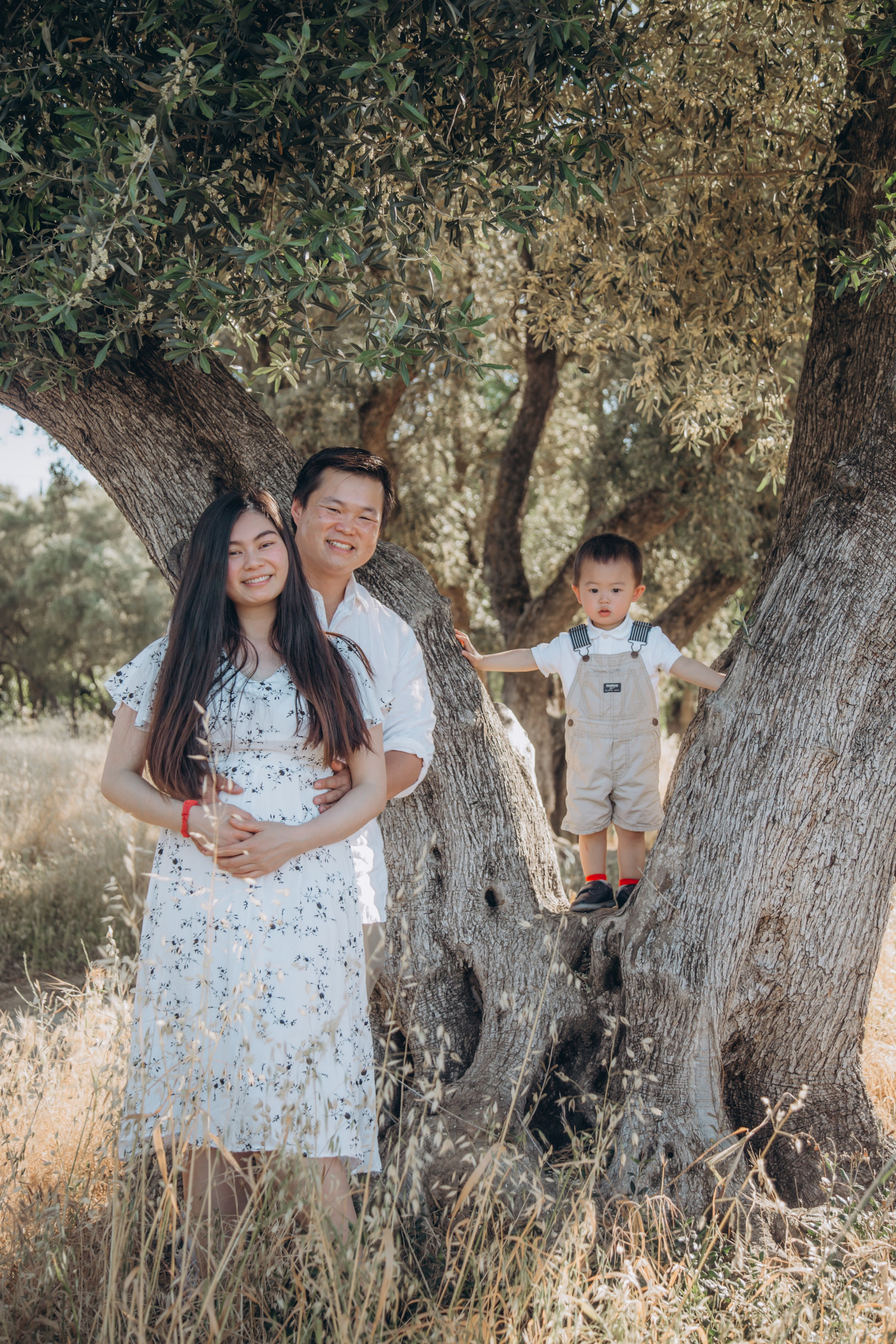 Family in nature. Family and children’s lifestyle photographer Elena Tumanova