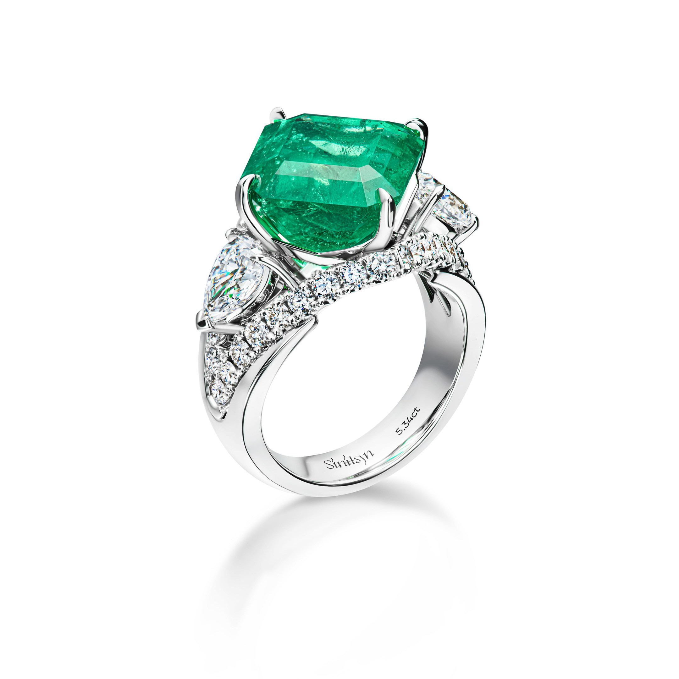 Aleksander Sinitsyn jewelry ring with emerald and diamonds - photographer Andrey Dunin