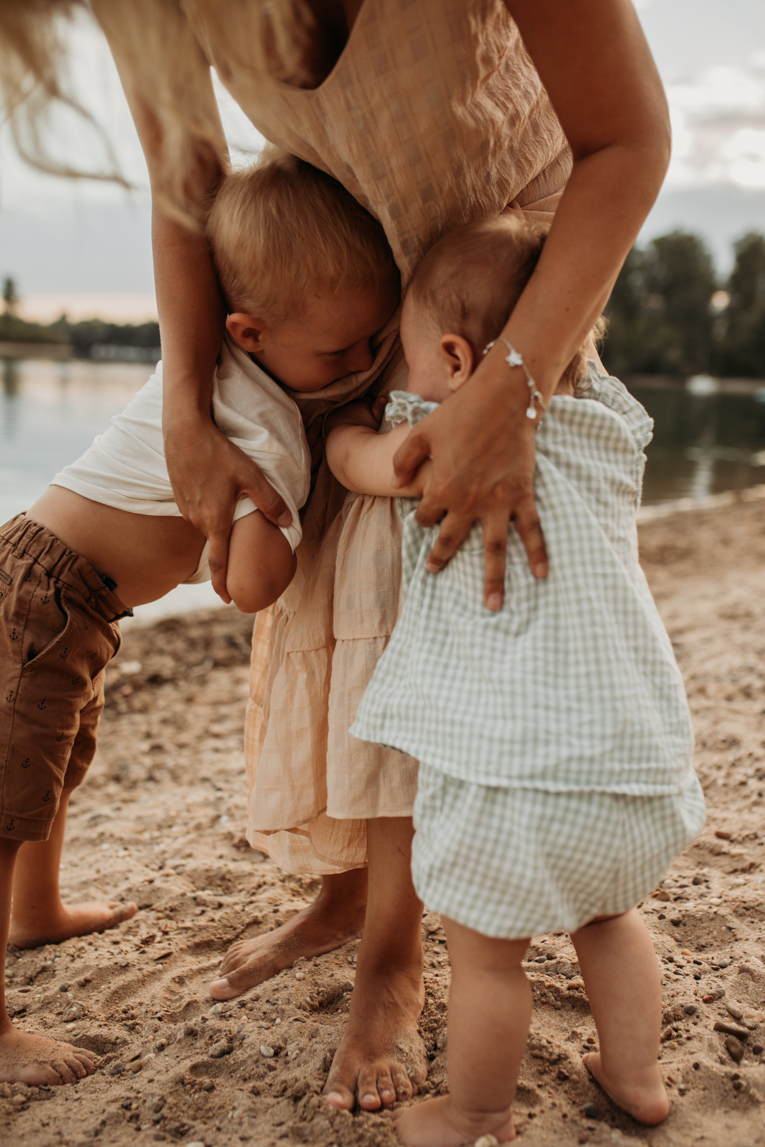 „Liebevolle Familienmomente bei einem natürlichen Outdoor Familienshooting“