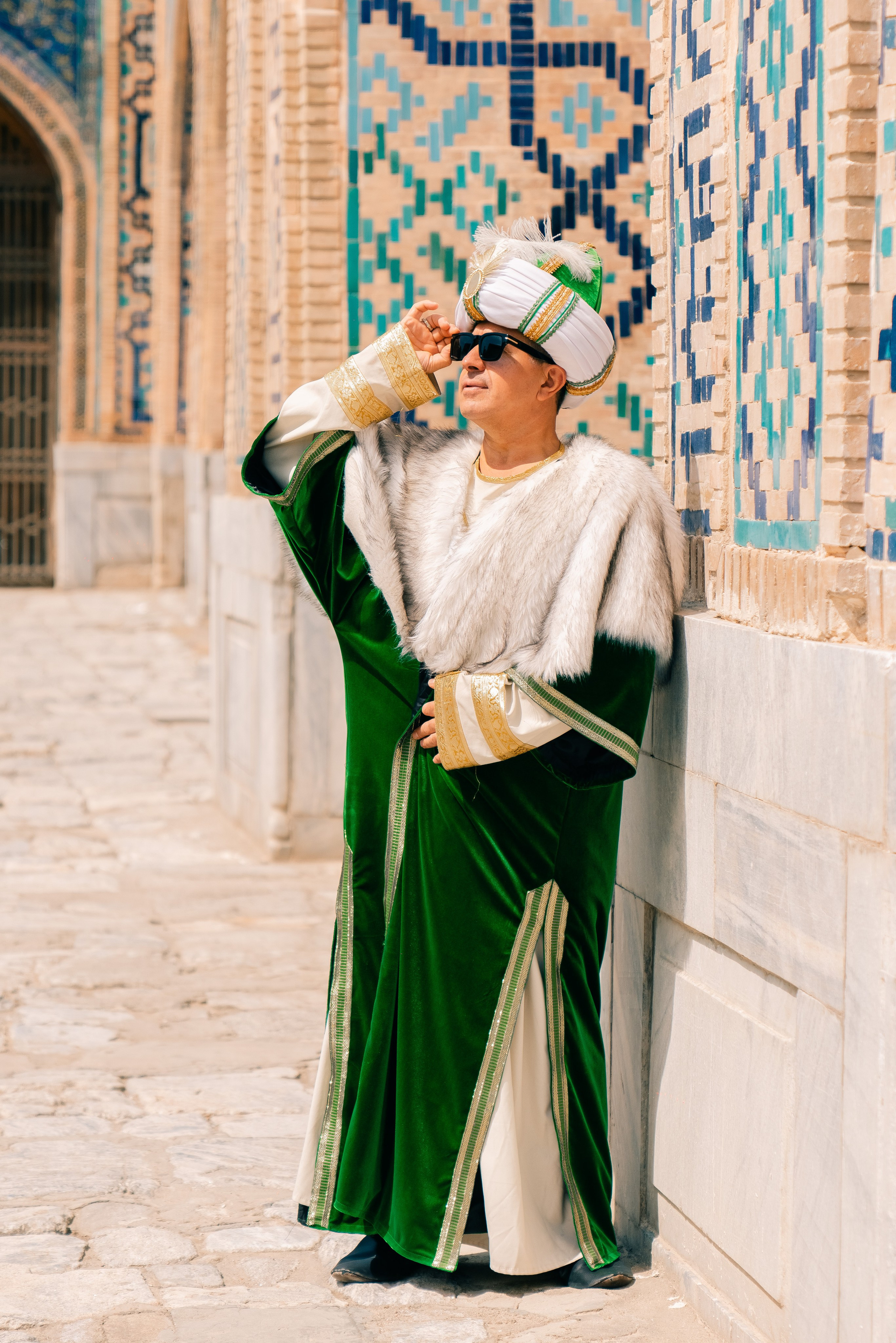 Мужчина в королевском восточном уборе с меховым халатом. Фотограф в Узбекистане и Самарканде Джасур Марупов