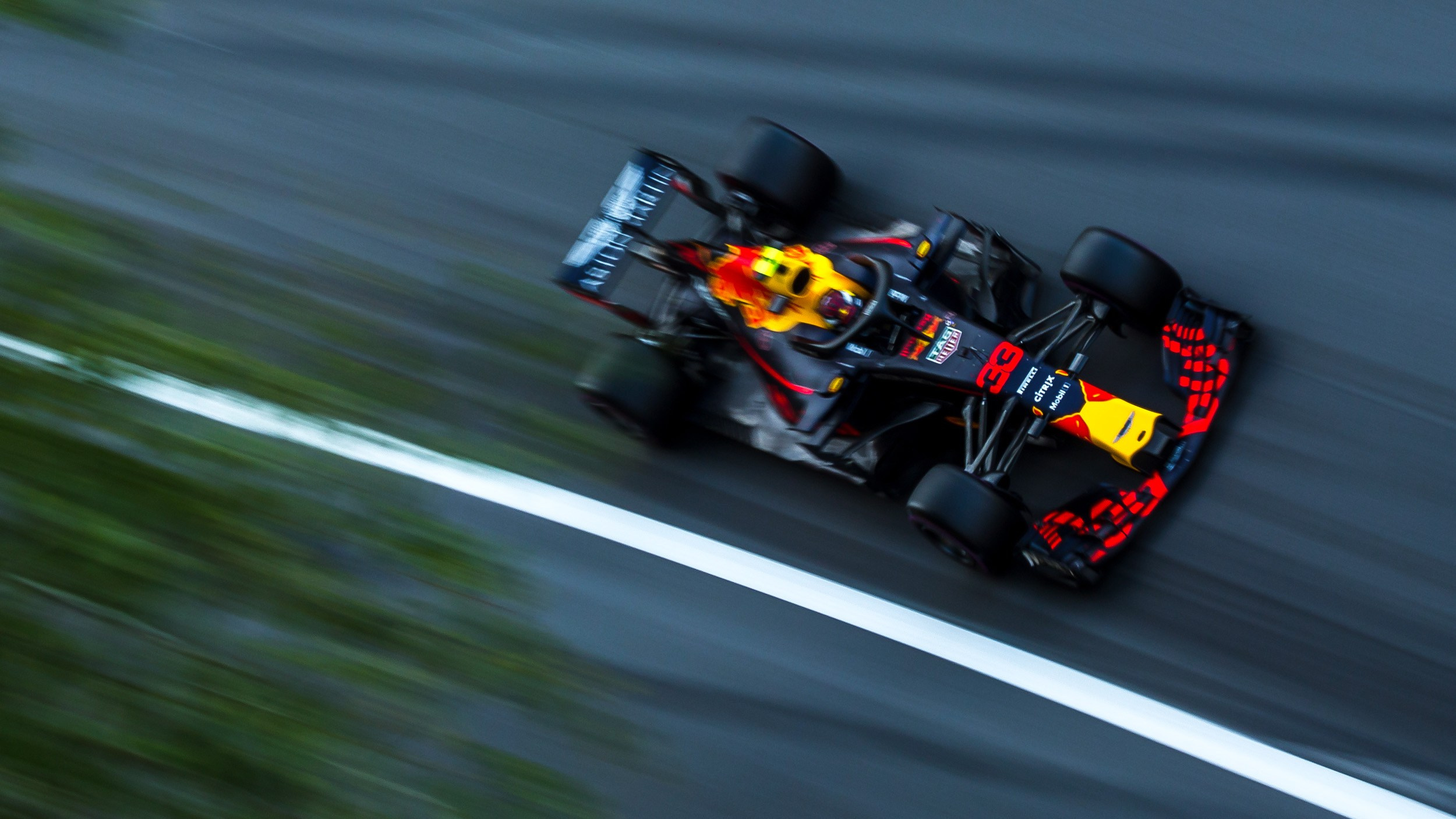 FORMULA 1. WORLDWIDE COMMERCIAL AUTOMOTIVE PHOTOGRAPHER
