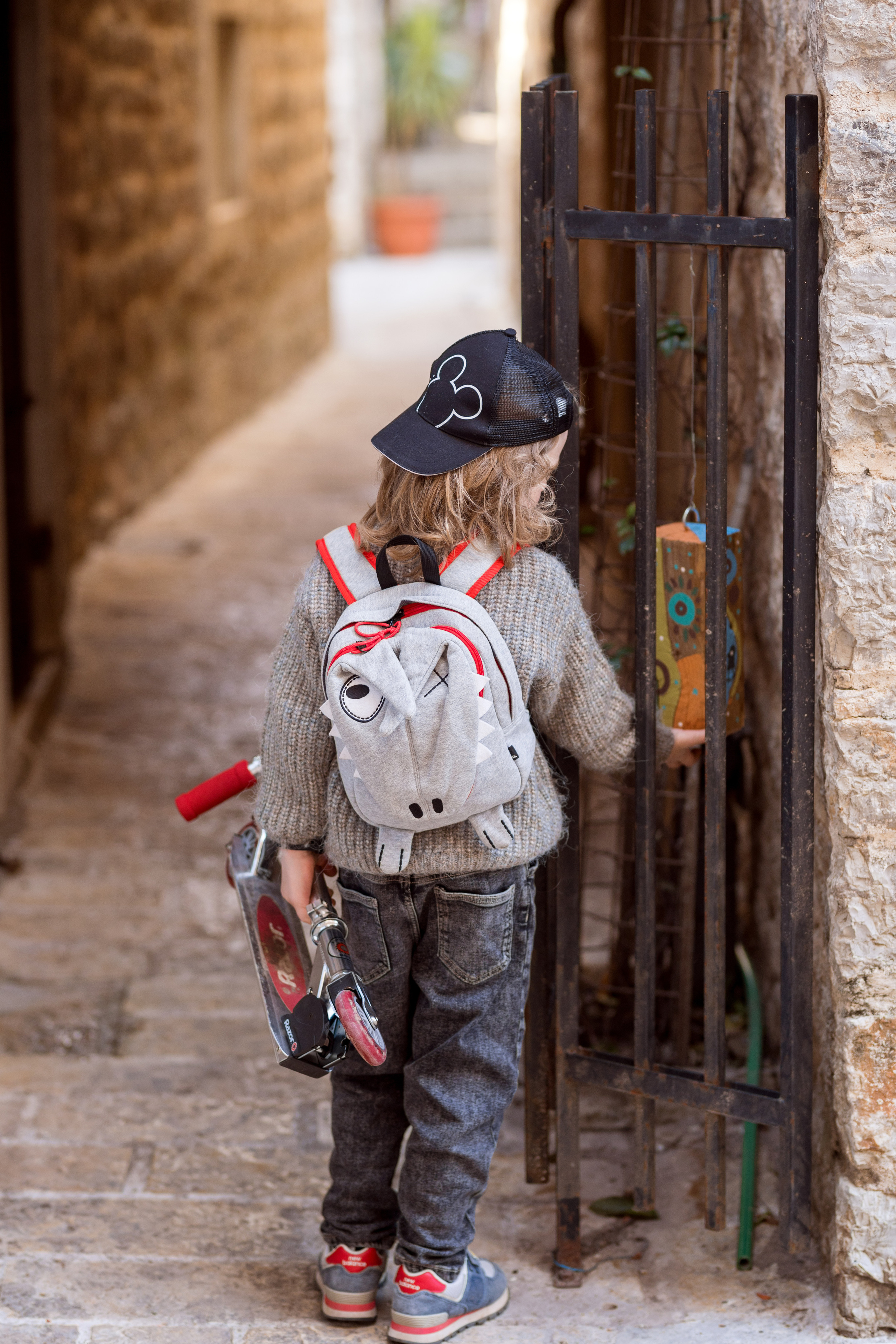Фотосессия мальчика на самокате в старом городе Будва, Черногория. Катя Халдеева Фотограф Саратов