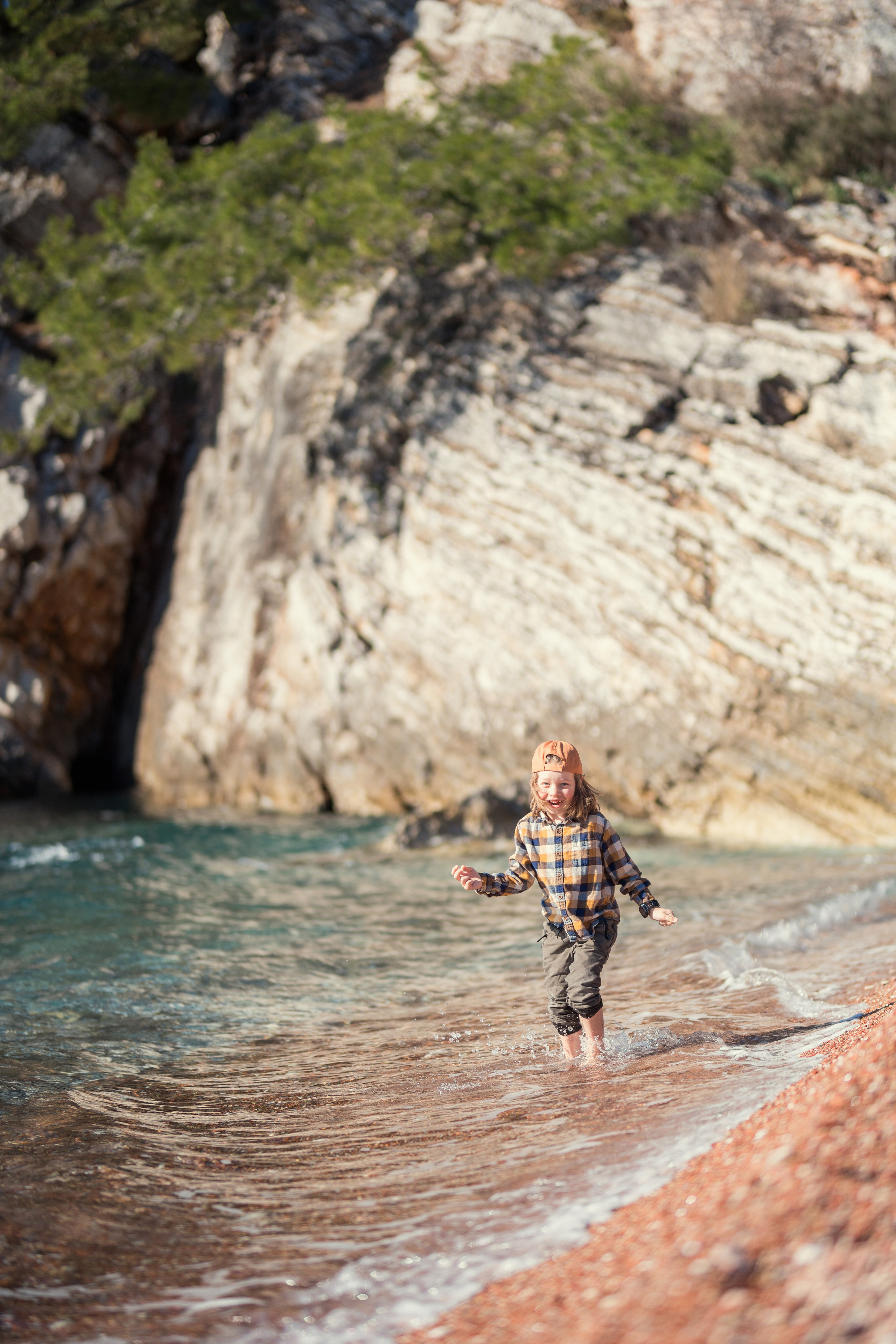 Фотосессия ребенка играющего на пляже Милочер в Черногории. Катя Халдеева Фотограф Саратов