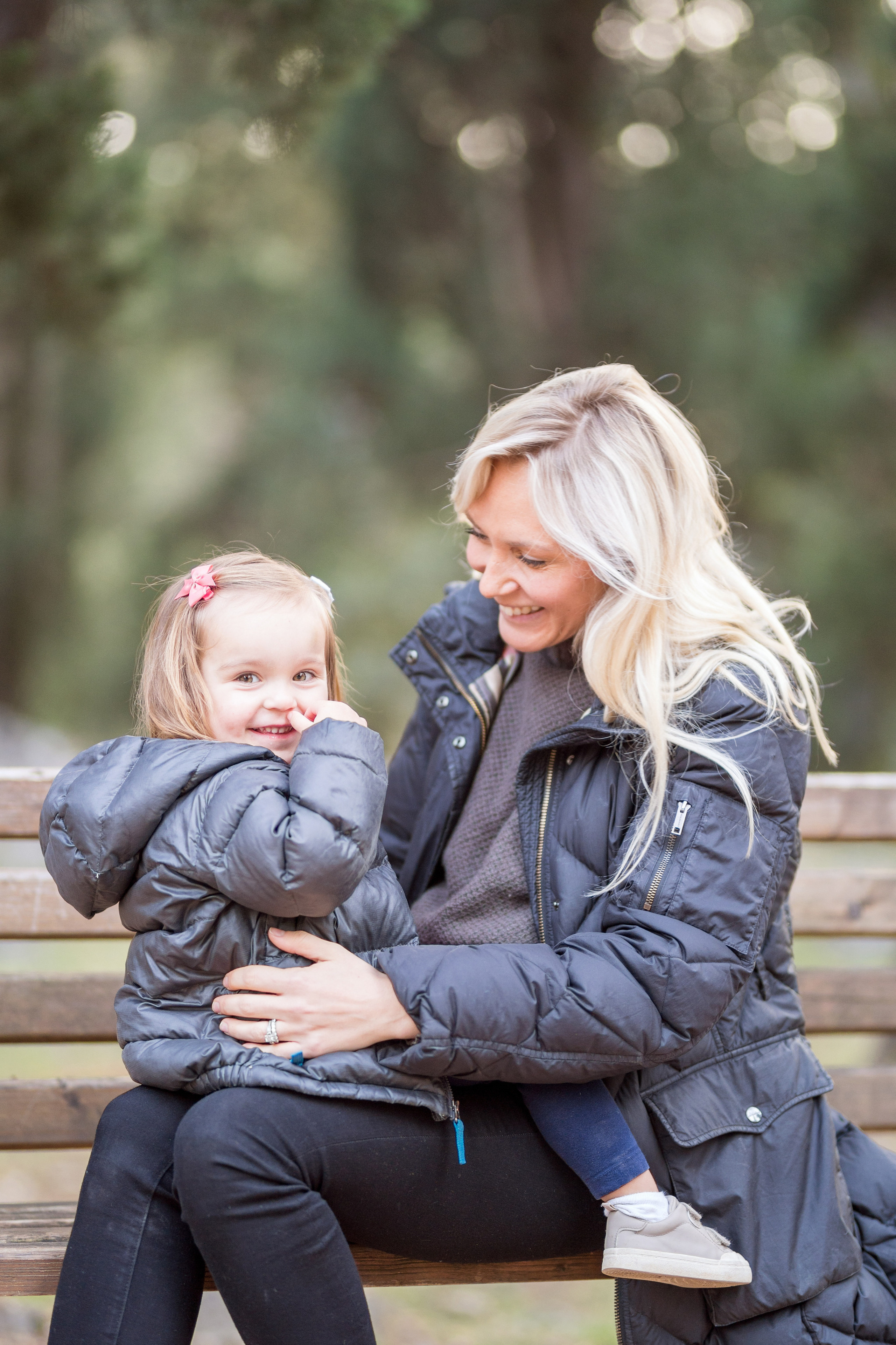 Mini photo session of a mother with her daughter in the park. Kate Khaldeeva photographer in Saratov