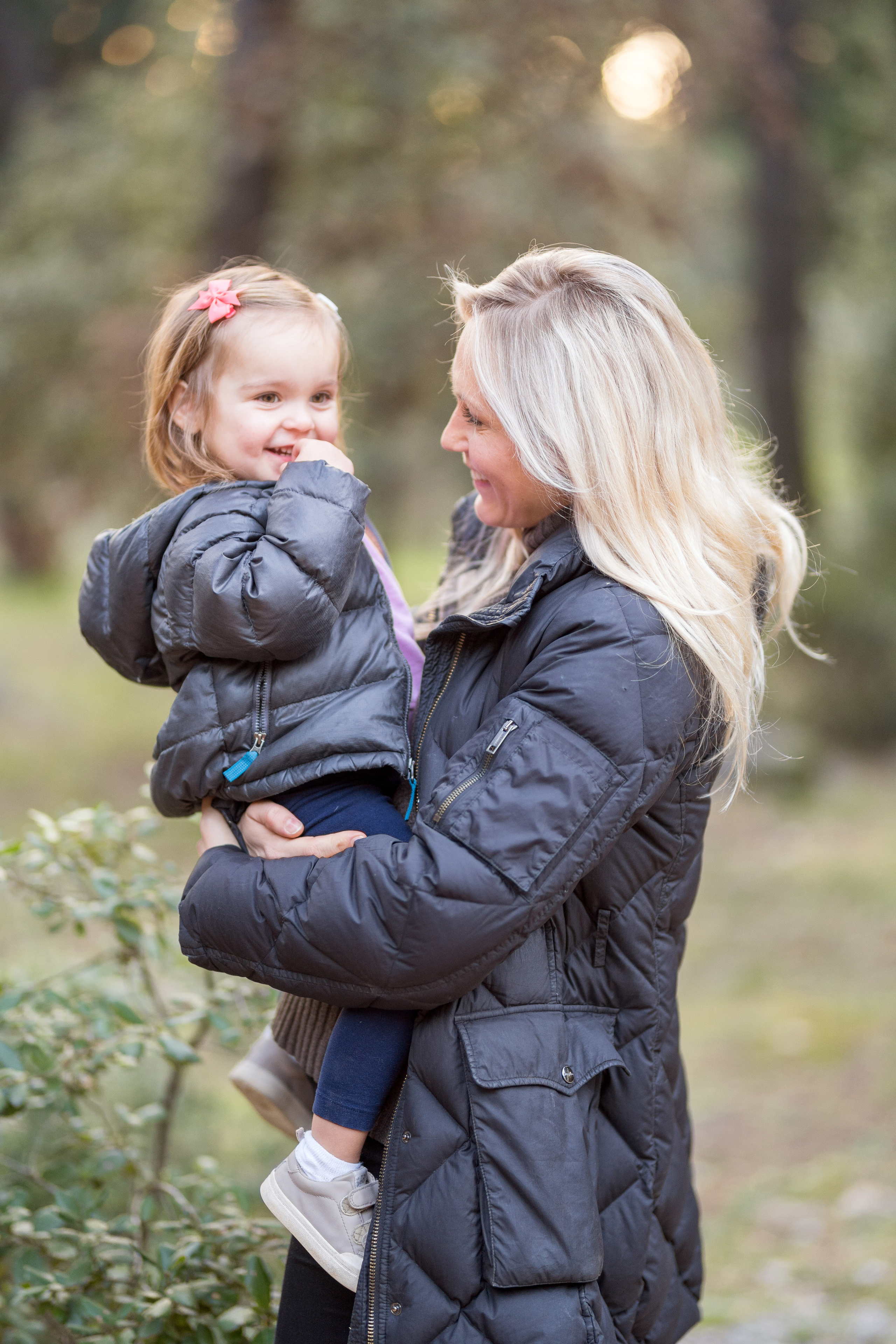 Mini photo session of a mother with her daughter in the park. Kate Khaldeeva photographer in Saratov