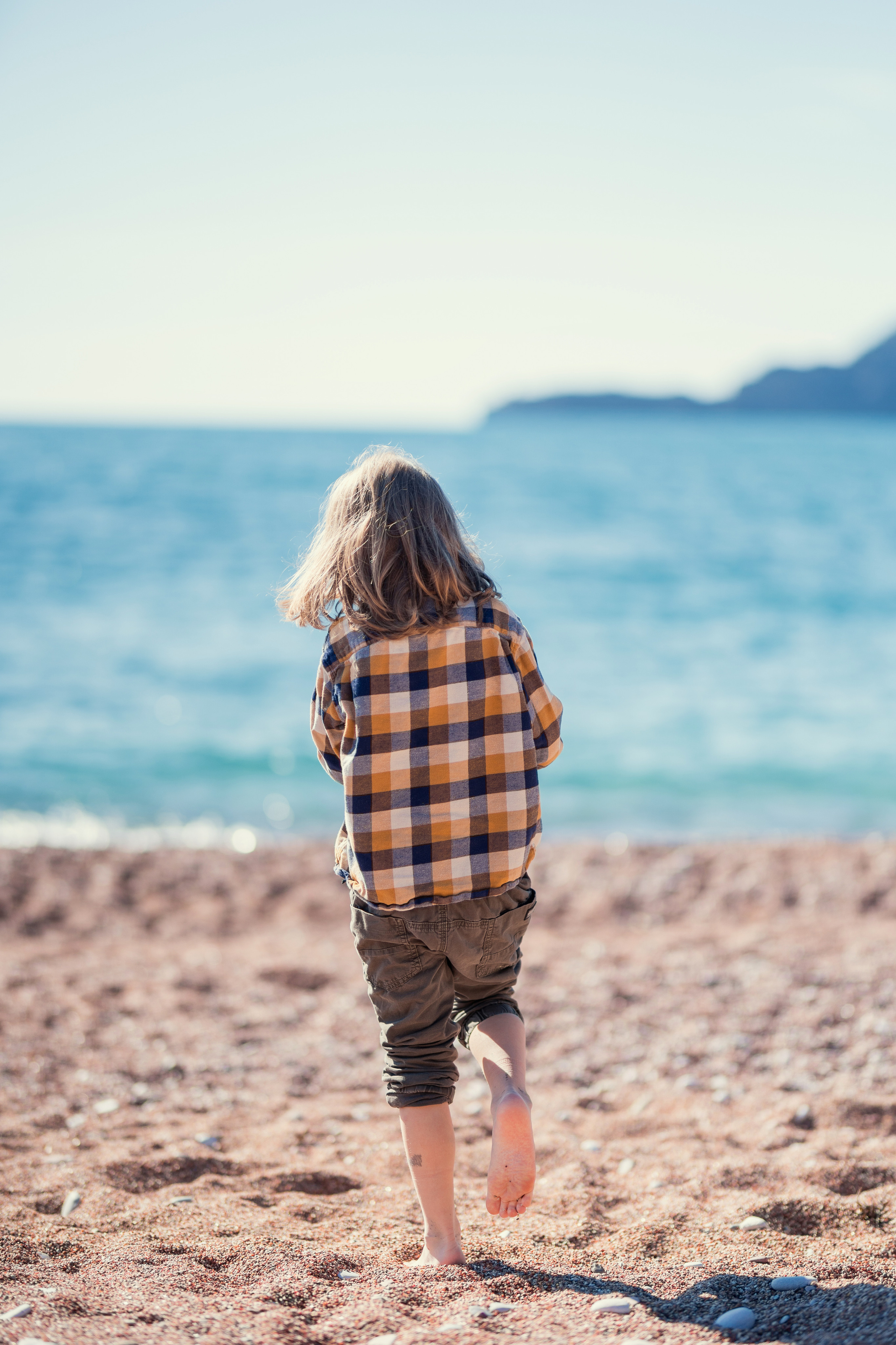 Фотосессия ребенка играющего на пляже Милочер в Черногории. Катя Халдеева Фотограф Саратов