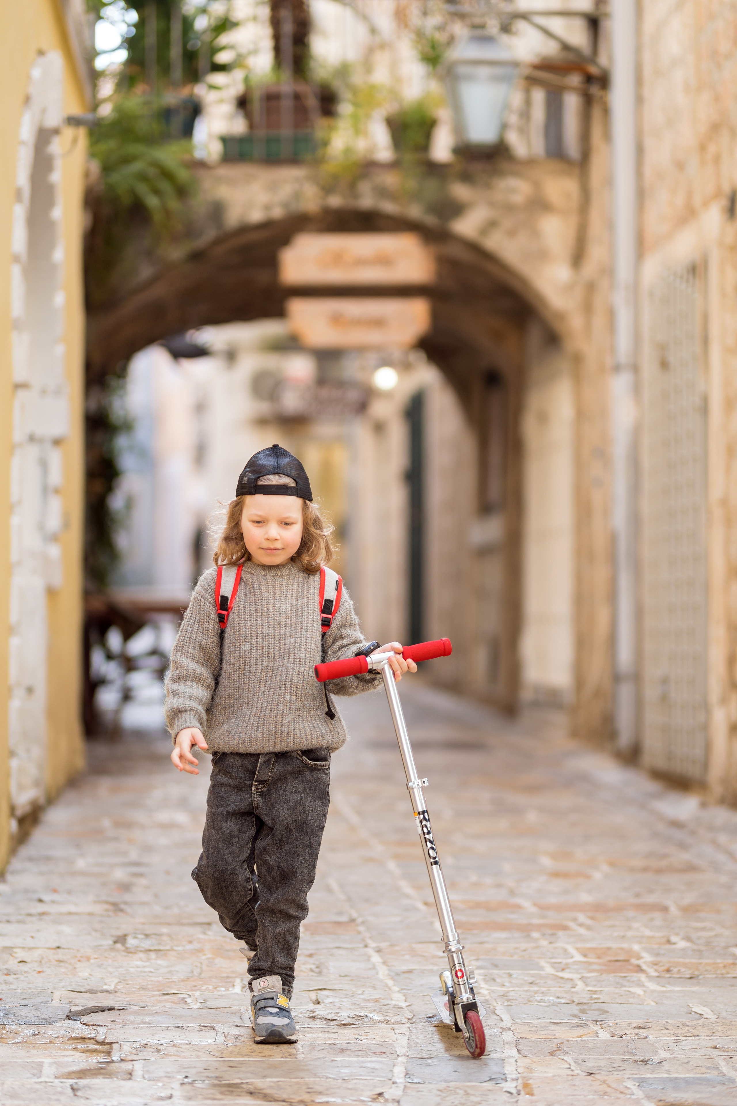 Фотосессия мальчика на самокате в старом городе Будва, Черногория. Катя Халдеева Фотограф Саратов