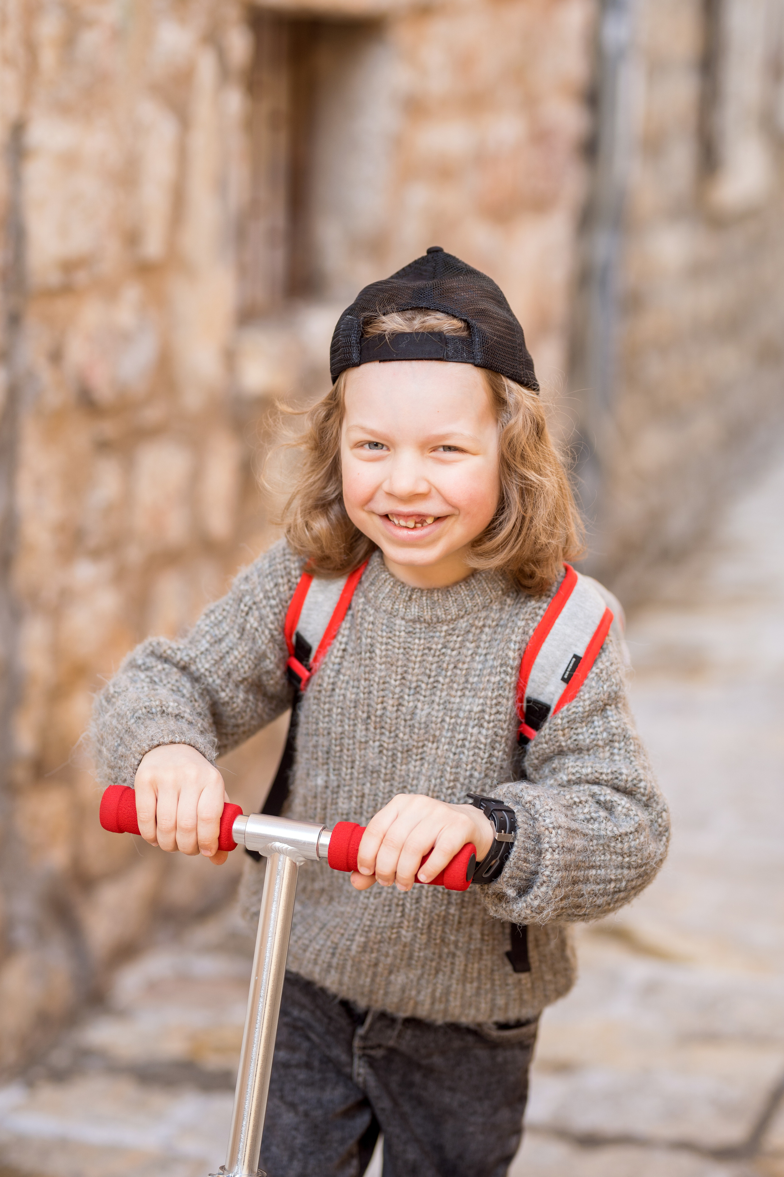Фотосессия мальчика на самокате в старом городе Будва, Черногория. Катя Халдеева Фотограф Саратов