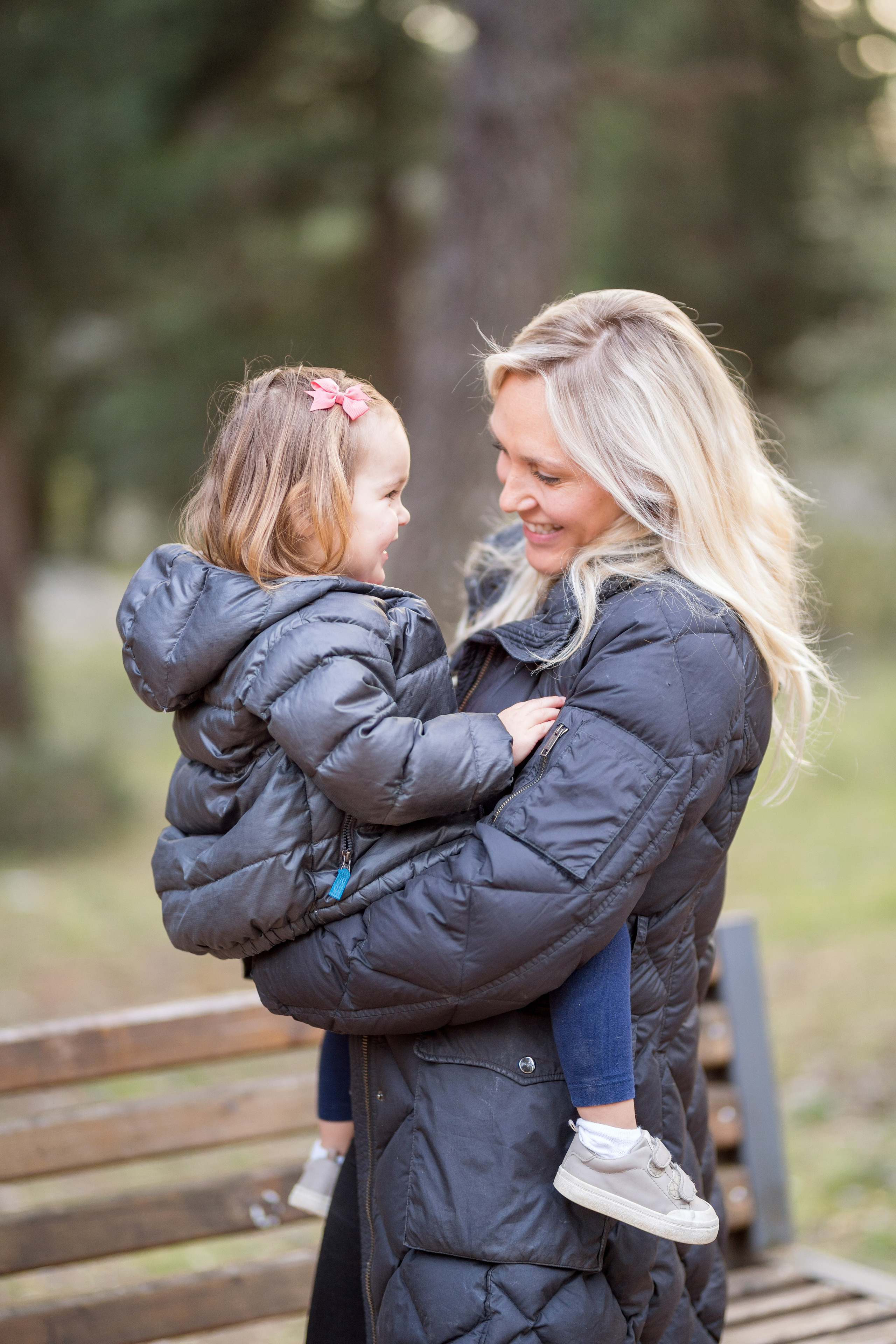 Mini photo session of a mother with her daughter in the park. Kate Khaldeeva photographer in Saratov