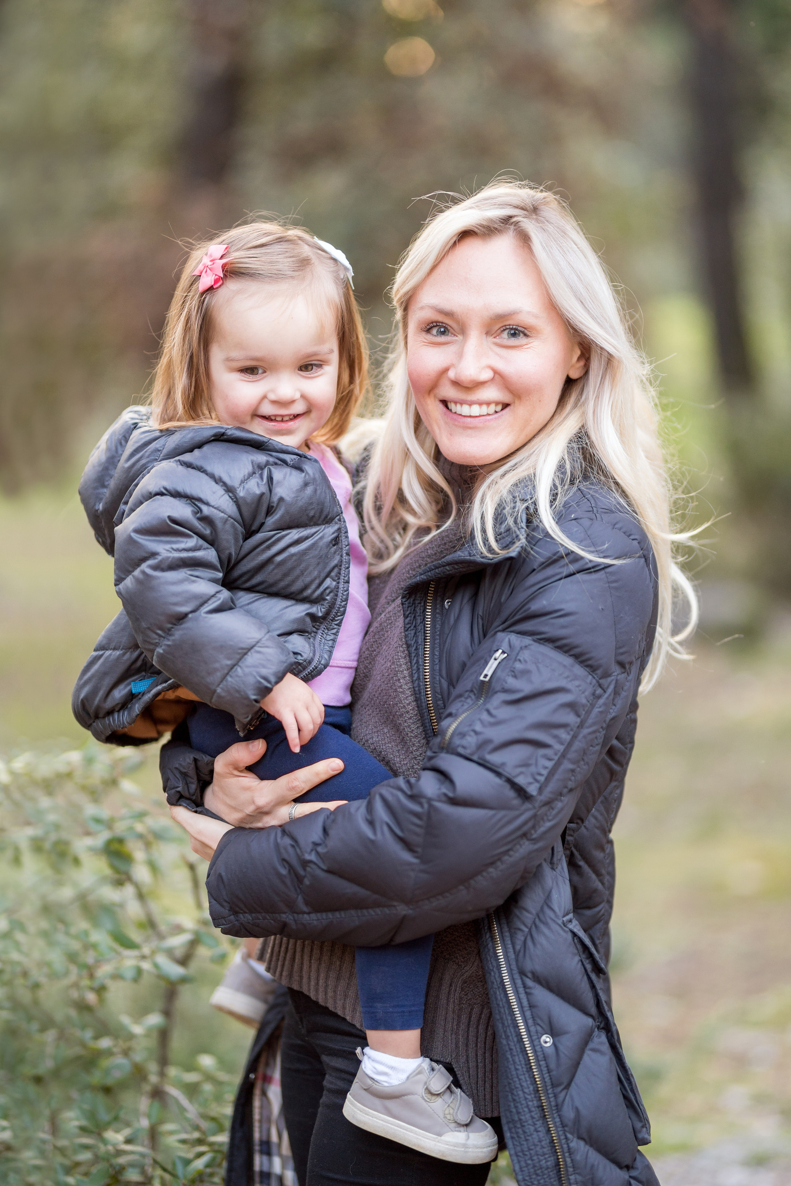 Mini photo session of a mother with her daughter in the park. Kate Khaldeeva photographer in Saratov