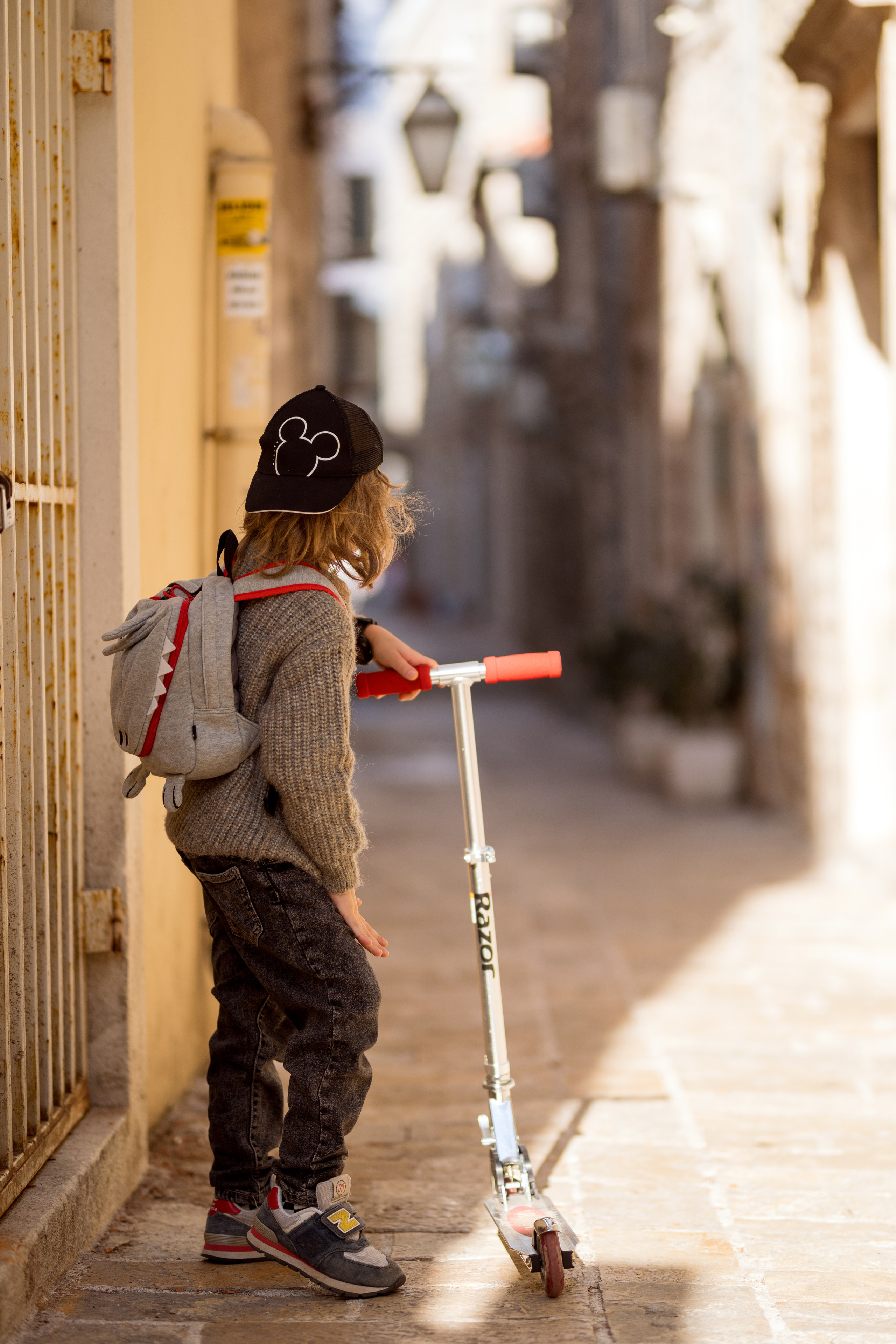 Фотосессия мальчика на самокате в старом городе Будва, Черногория. Катя Халдеева Фотограф Саратов