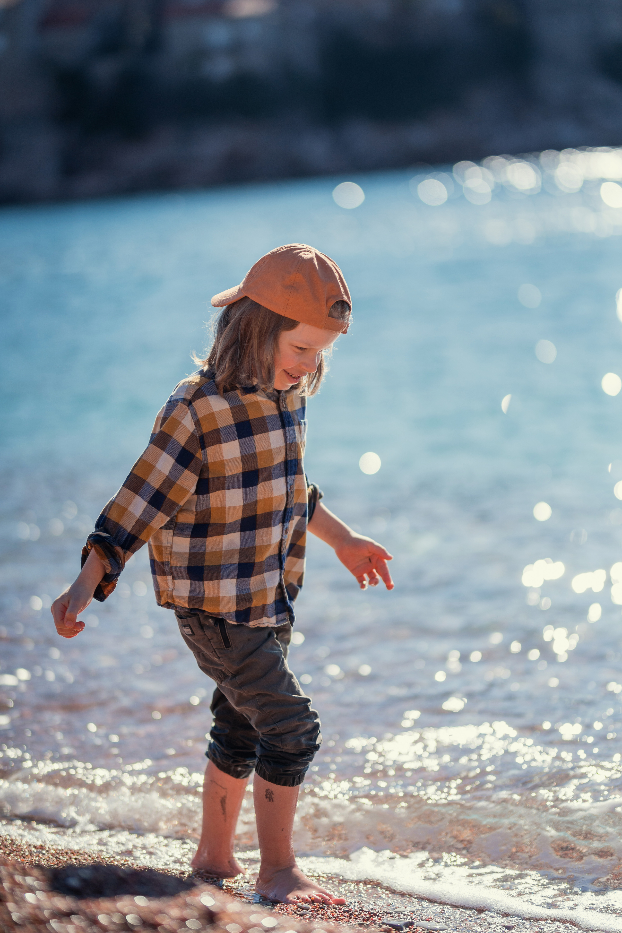 Фотосессия ребенка играющего на пляже Милочер в Черногории. Катя Халдеева Фотограф Саратов