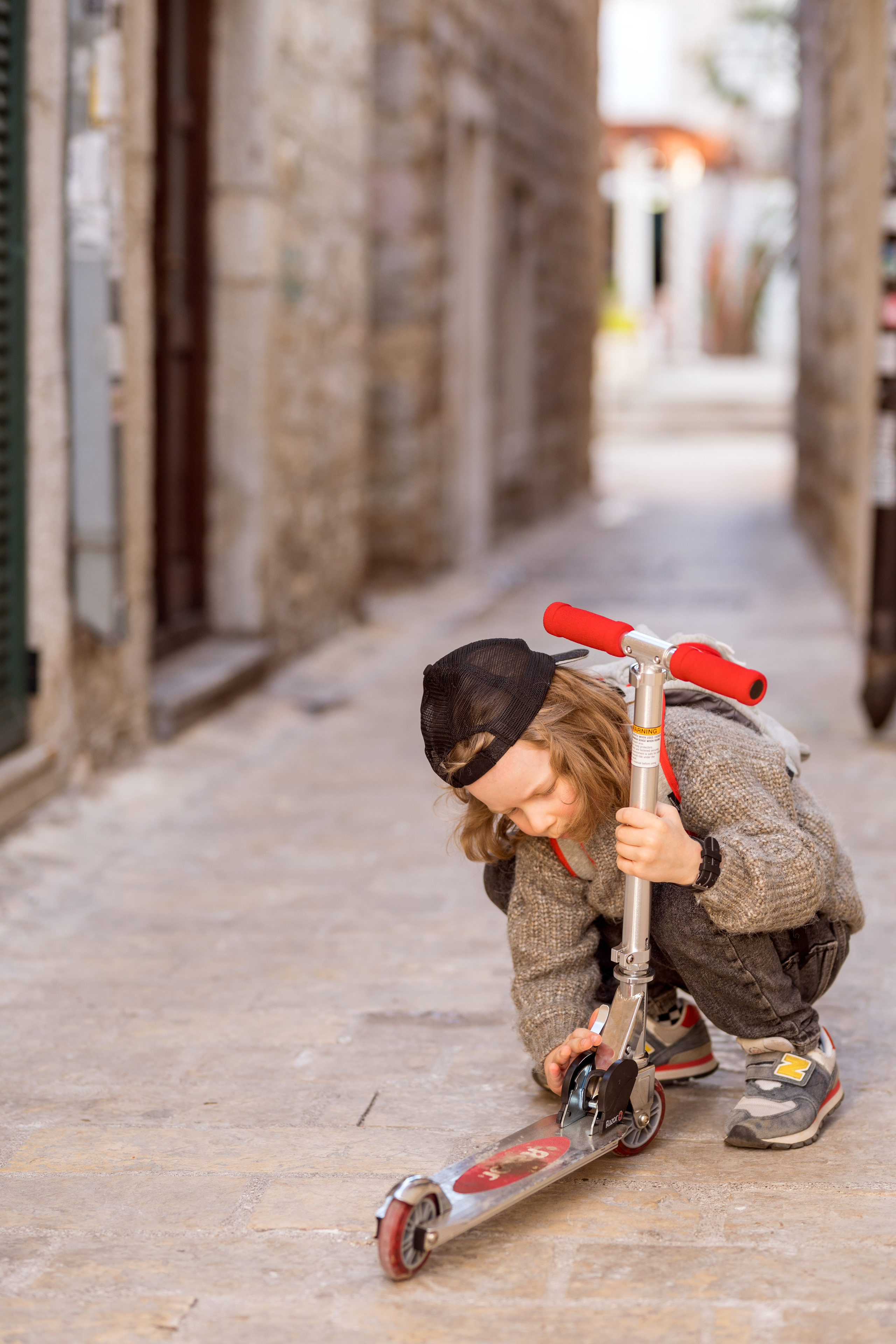 Фотосессия мальчика на самокате в старом городе Будва, Черногория. Катя Халдеева Фотограф Саратов