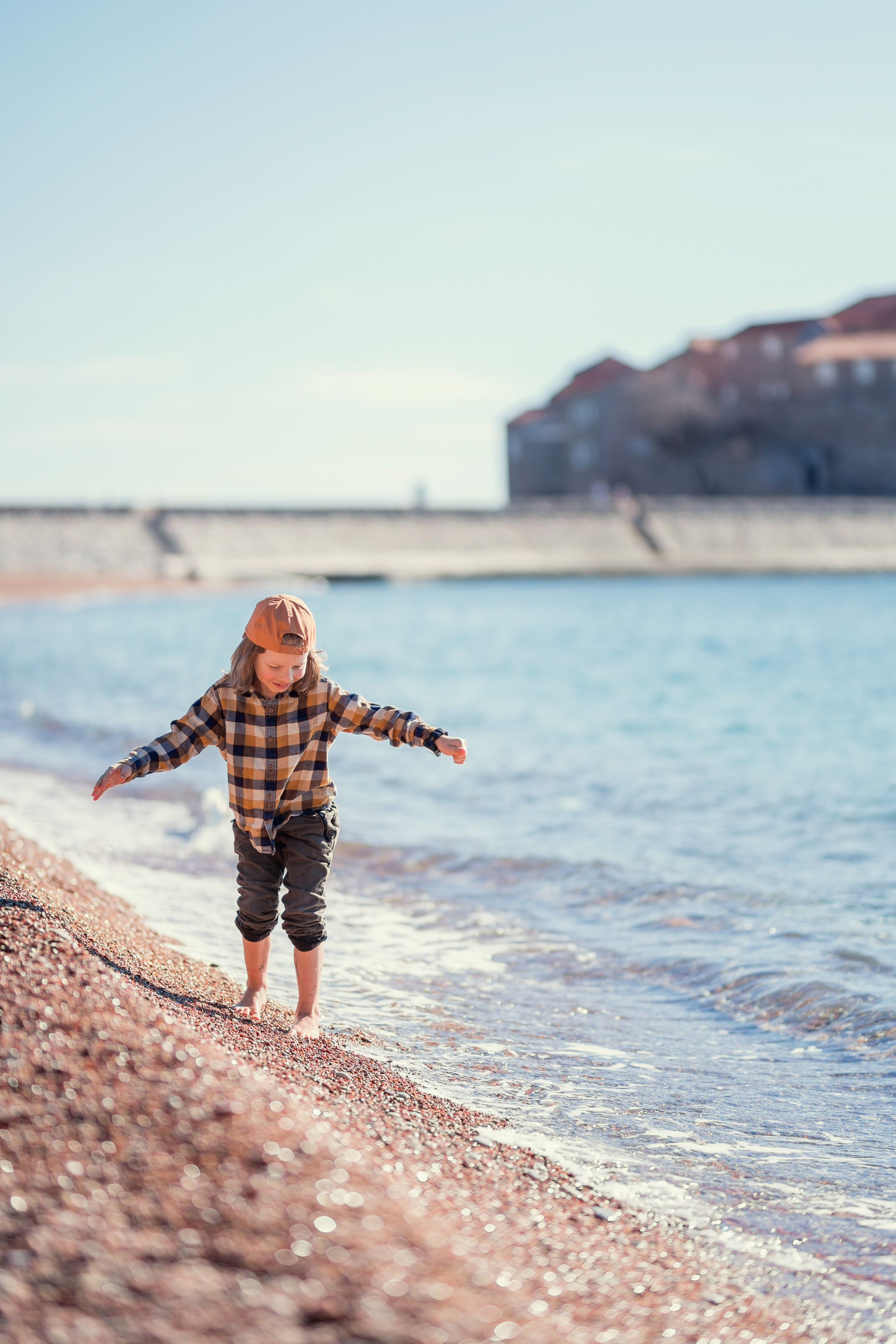 Фотосессия ребенка играющего на пляже Милочер в Черногории. Катя Халдеева Фотограф Саратов