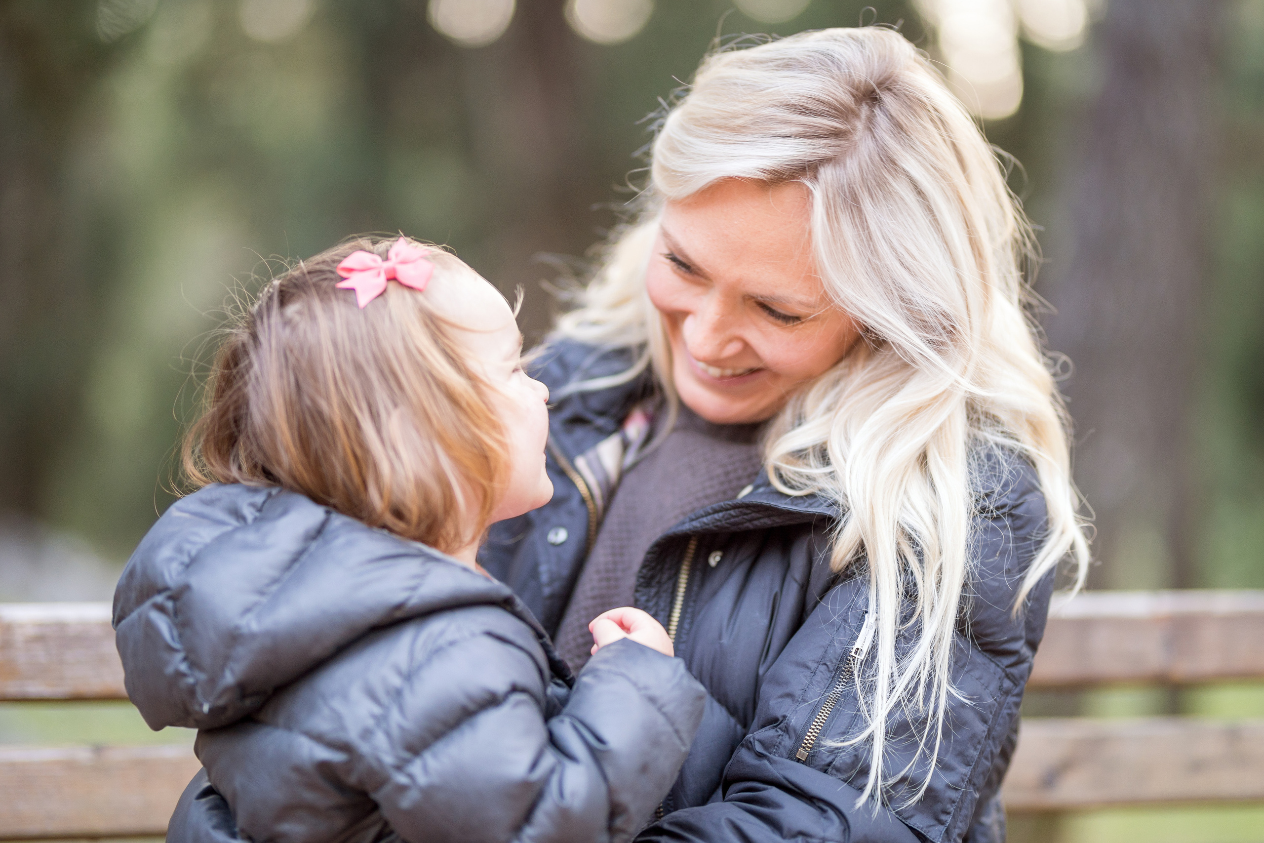 Mini photo session of a mother with her daughter in the park. Kate Khaldeeva photographer in Saratov