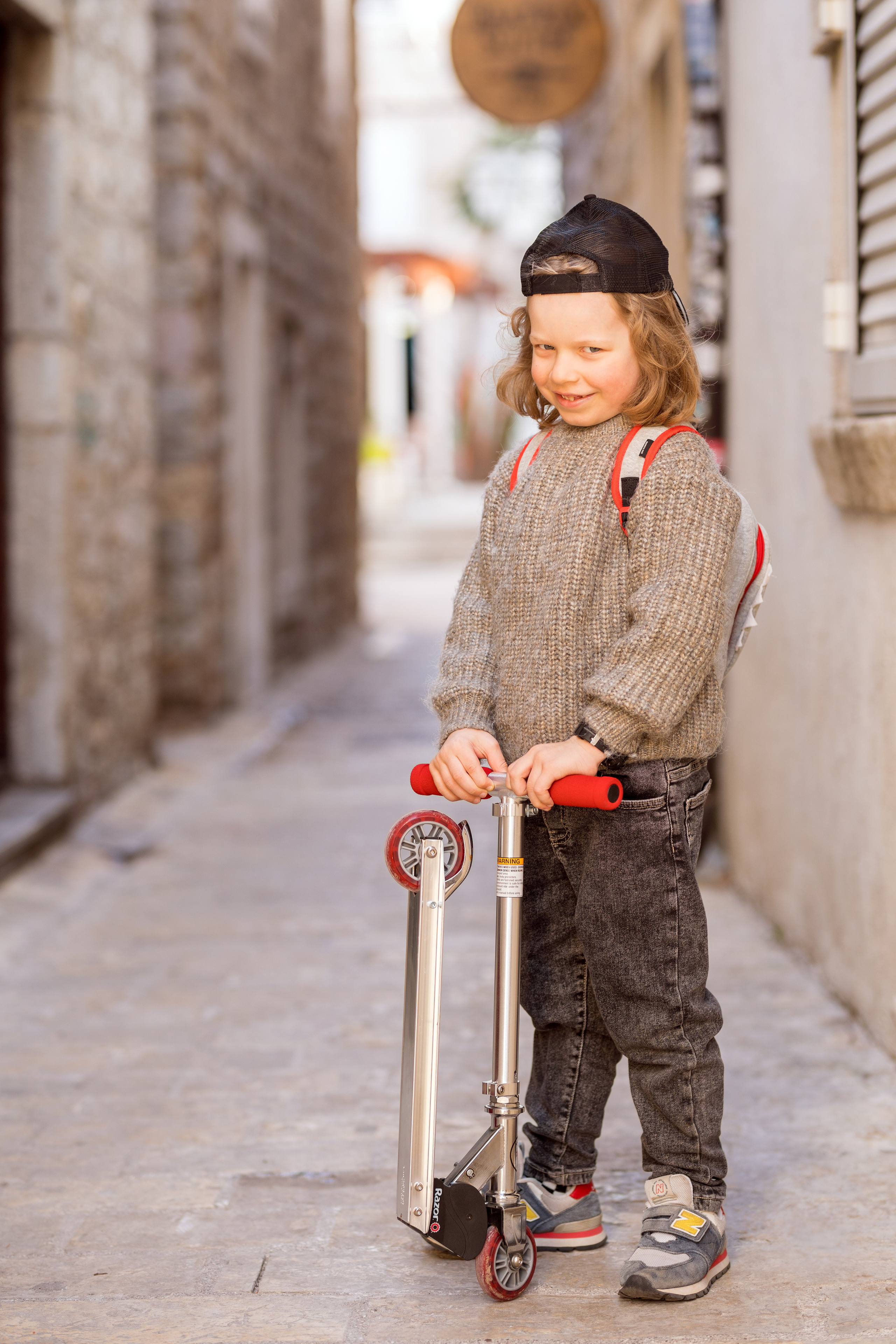 Фотосессия мальчика на самокате в старом городе Будва, Черногория. Катя Халдеева Фотограф Саратов