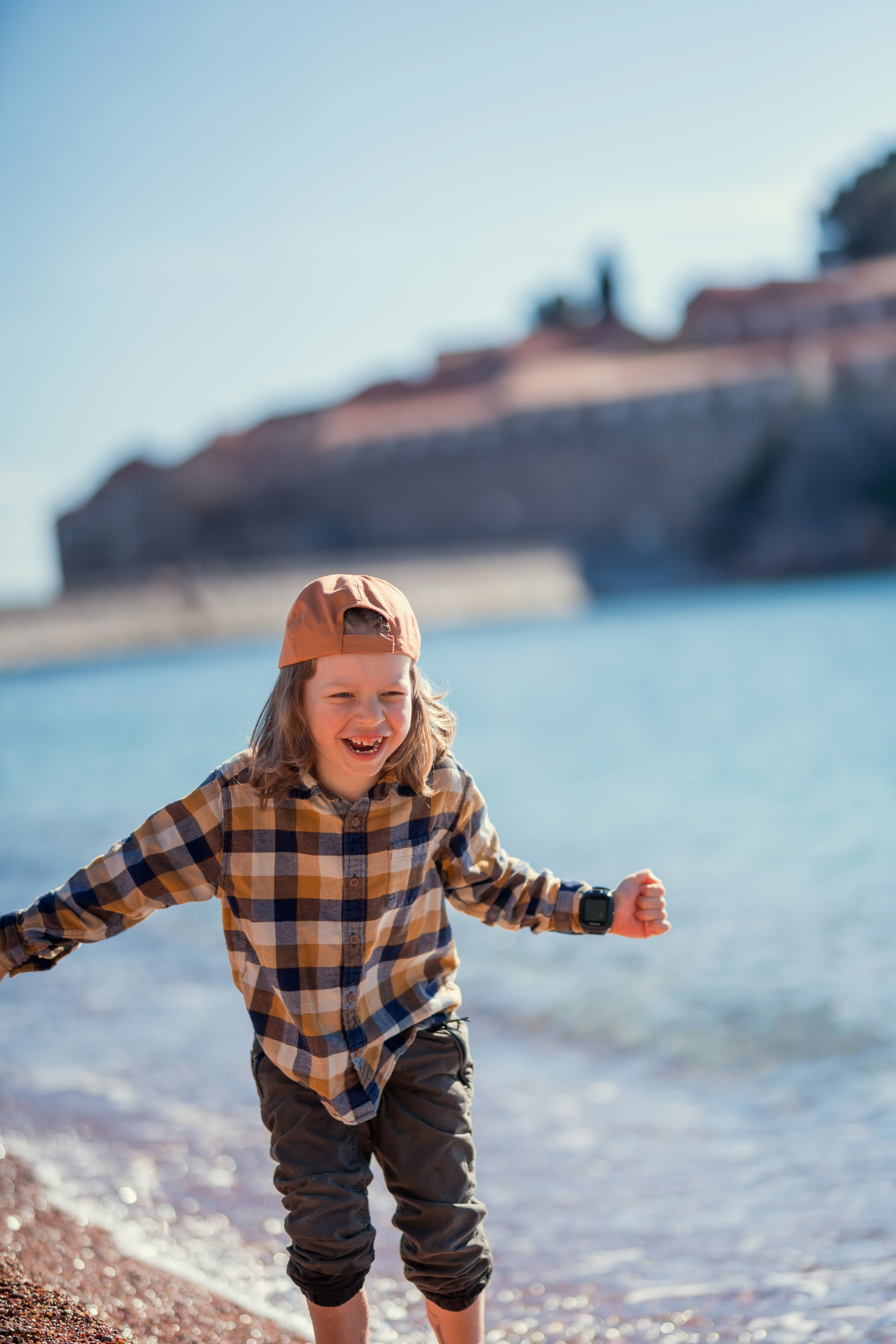 Фотосессия ребенка играющего на пляже Милочер в Черногории. Катя Халдеева Фотограф Саратов