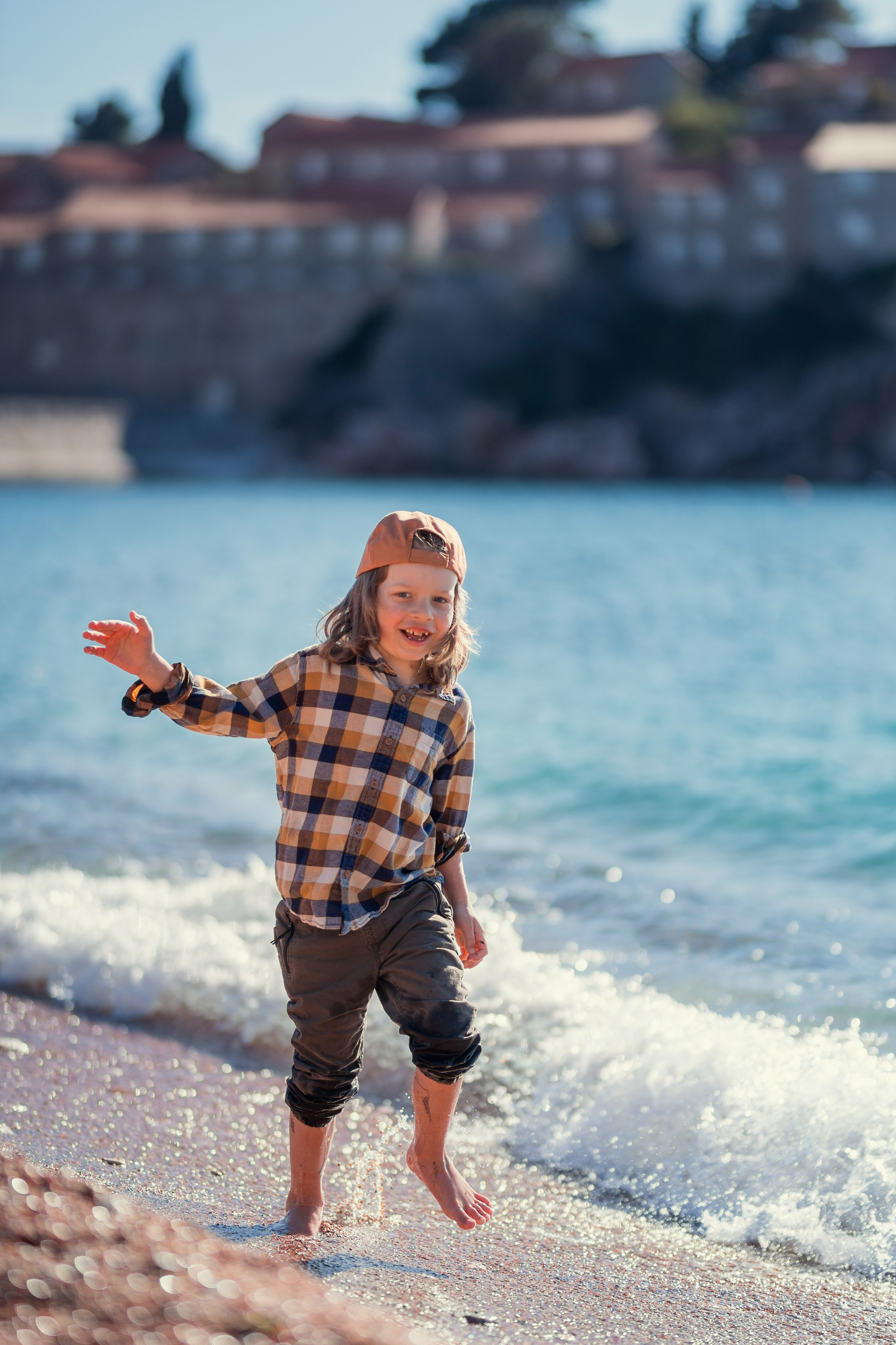 Фотосессия ребенка играющего на пляже Милочер в Черногории. Катя Халдеева Фотограф Саратов