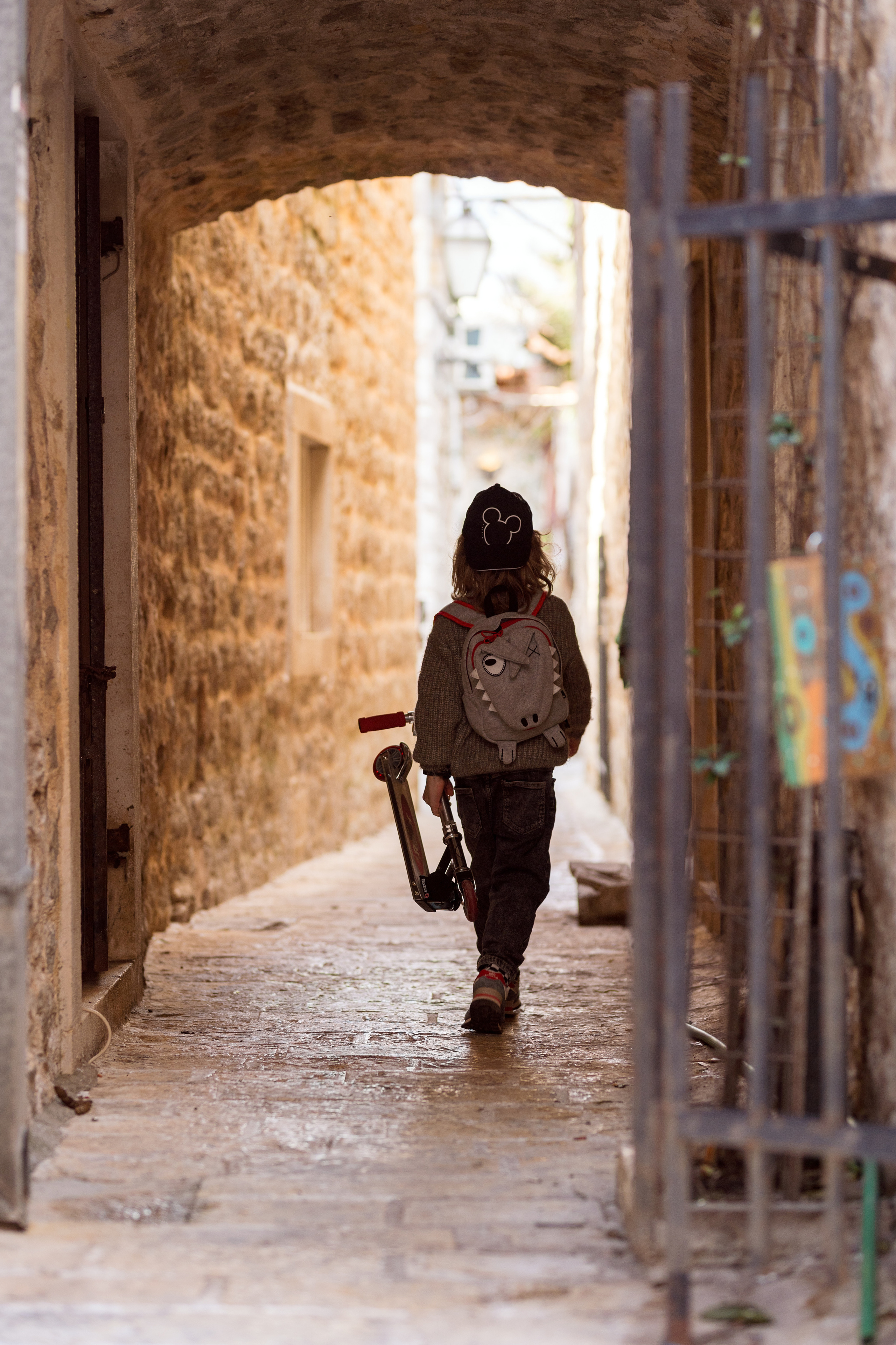 Фотосессия мальчика на самокате в старом городе Будва, Черногория. Катя Халдеева Фотограф Саратов