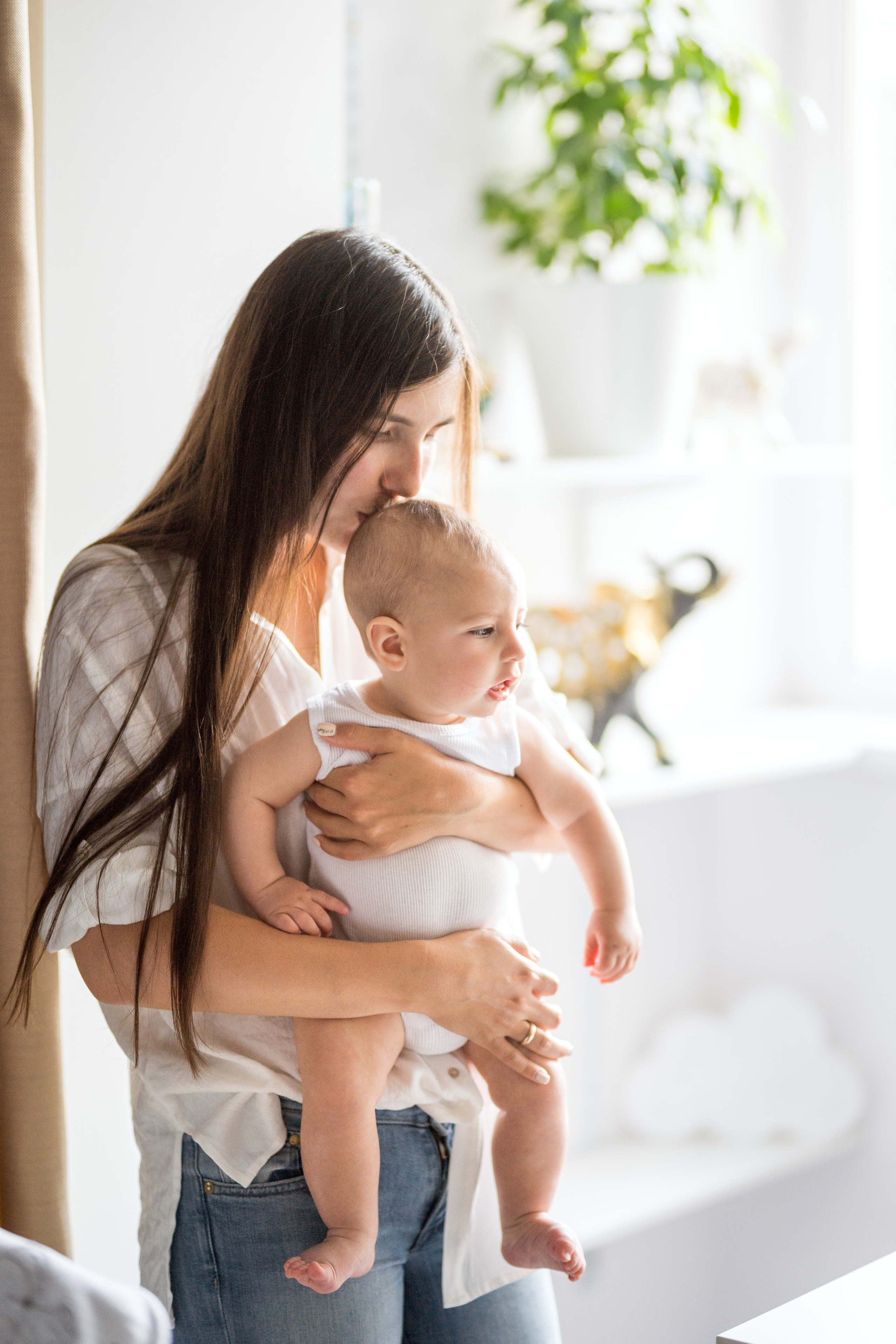 Photo session of a mother with a baby. Kate Khaldeeva photographer in Saratov