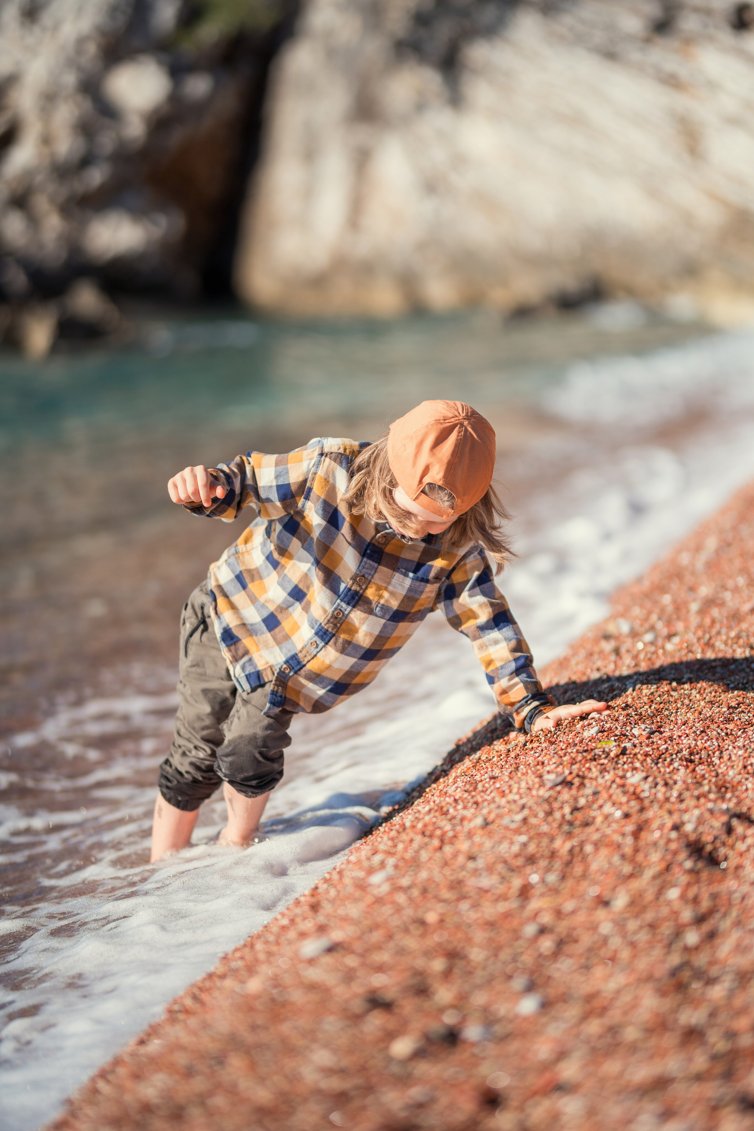 Фотосессия ребенка играющего на пляже Милочер в Черногории. Катя Халдеева Фотограф Саратов
