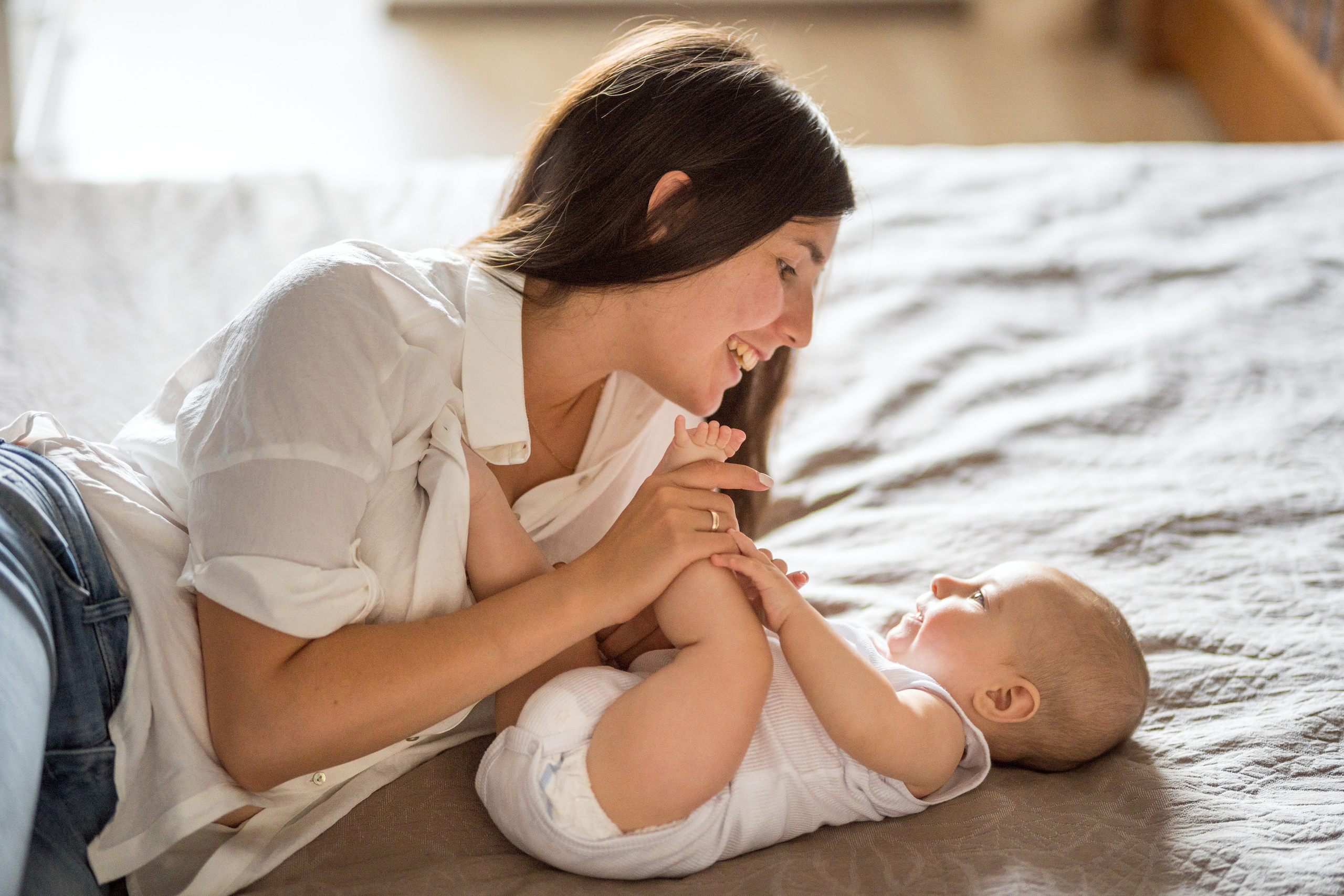 Photo session of a mother with a baby. Kate Khaldeeva photographer in Saratov