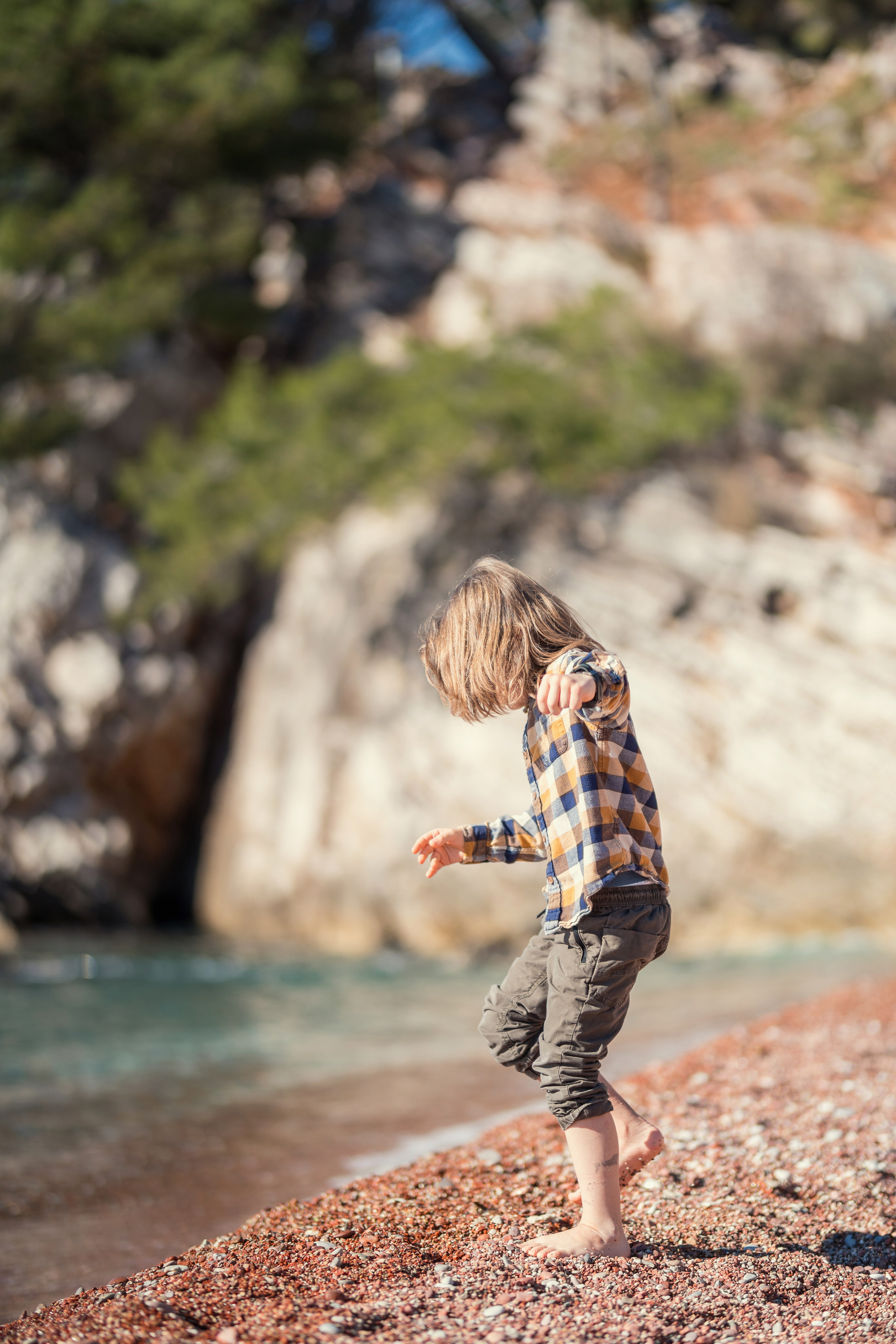 Фотосессия ребенка играющего на пляже Милочер в Черногории. Катя Халдеева Фотограф Саратов