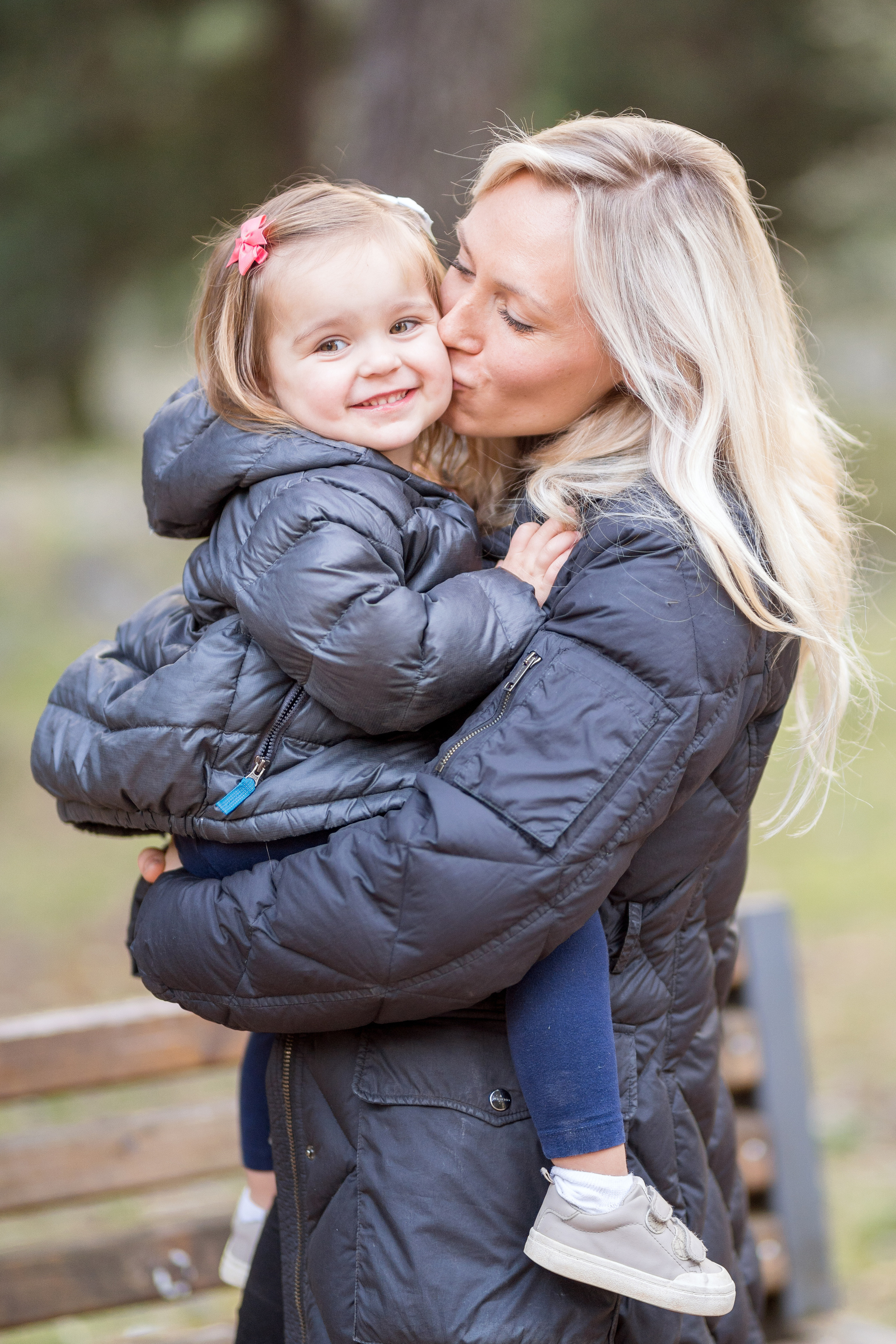 Mini photo session of a mother with her daughter in the park. Kate Khaldeeva photographer in Saratov