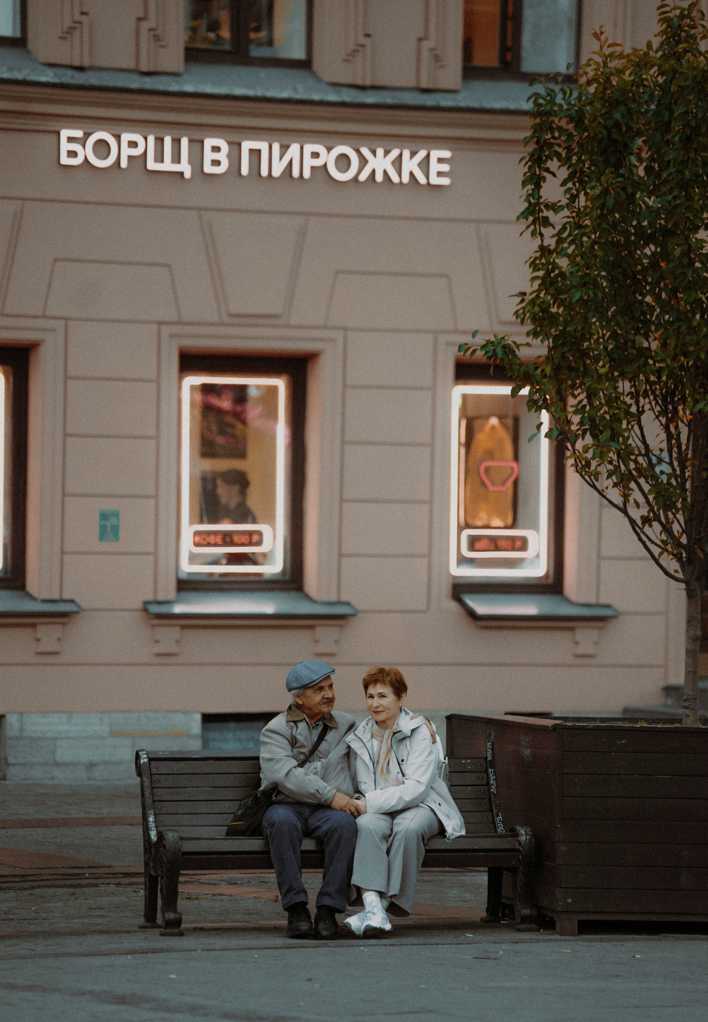 2025. Стрит-фотография, полная абсурда, идиотизма и красоты