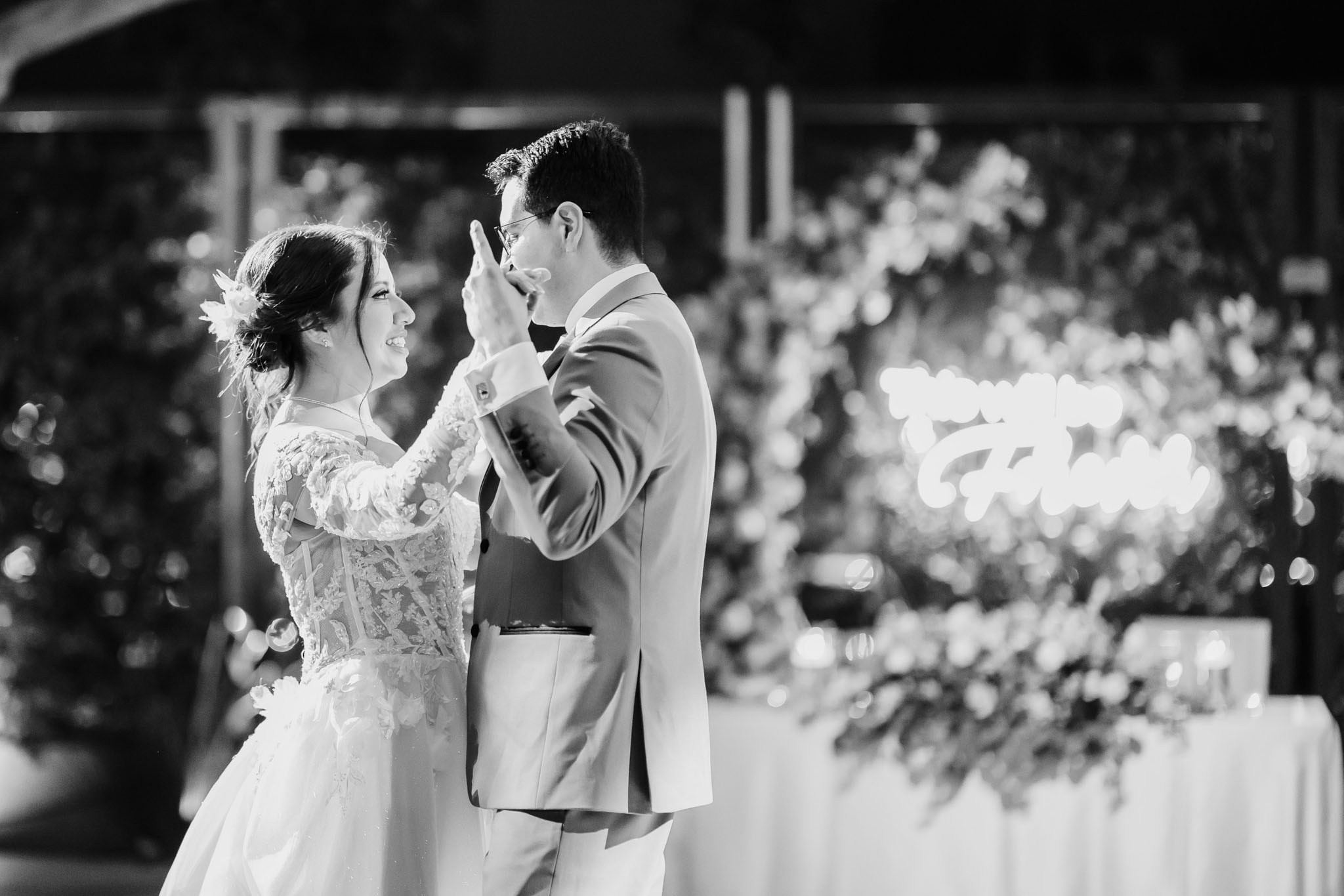 primer baile de novios en blanco y negro durante boda en Tijuana Baja California recepción nocturna