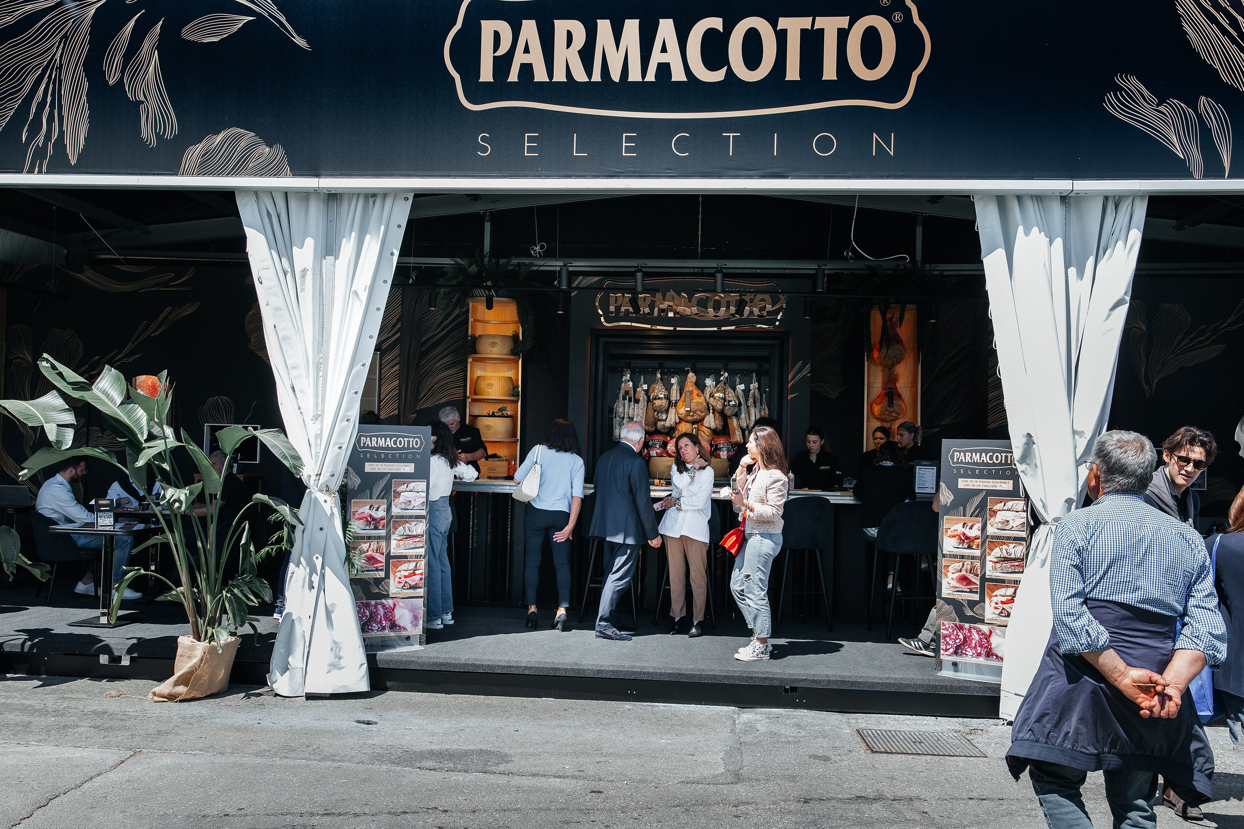 Stand Parmacotto Group alla fiera Cibus 2024 a Parma, Il prosciutto cotto da maiale nero e i panini stellati