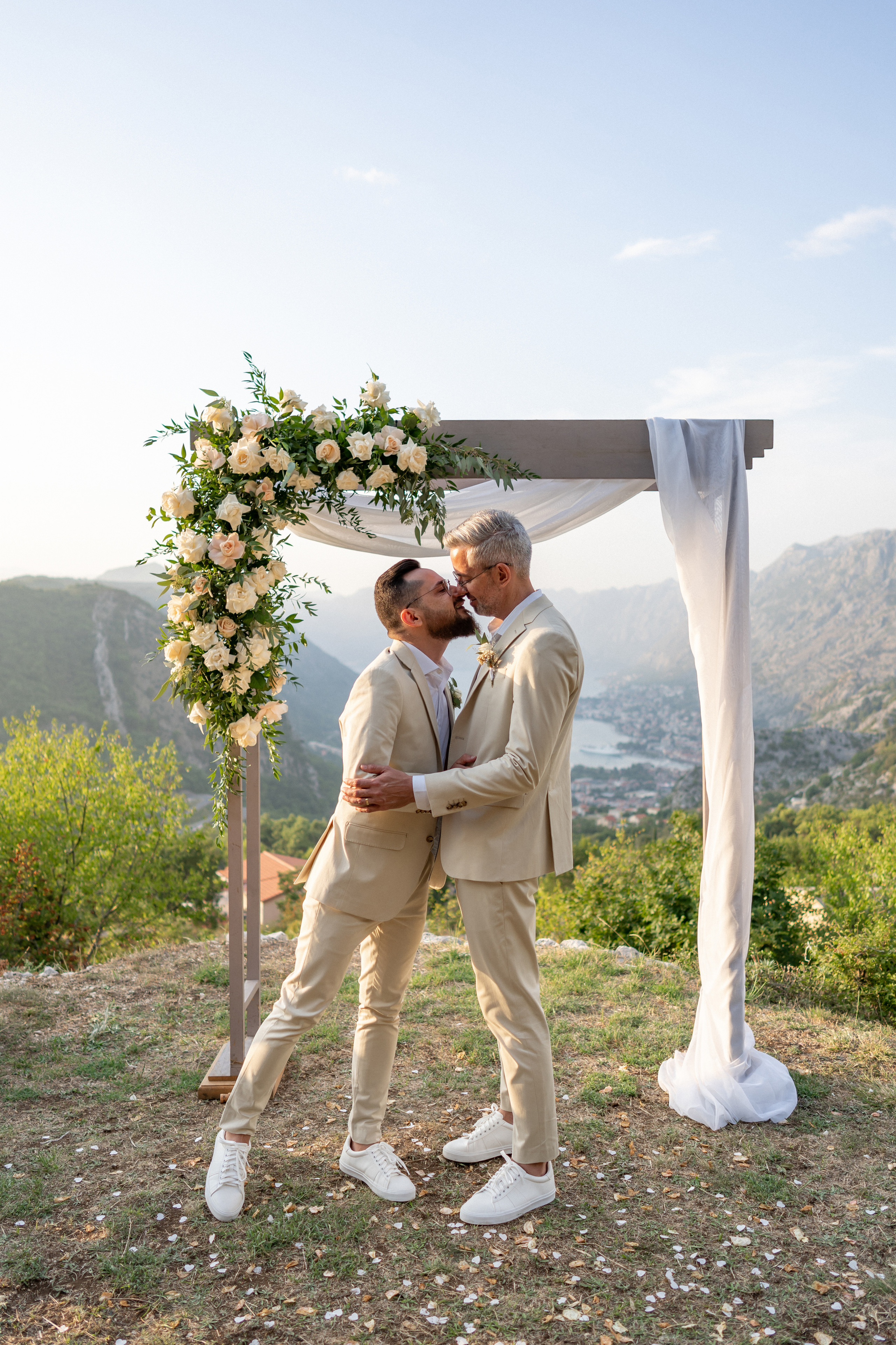 Однополая свадьба в Черногории с видом на Которский залив