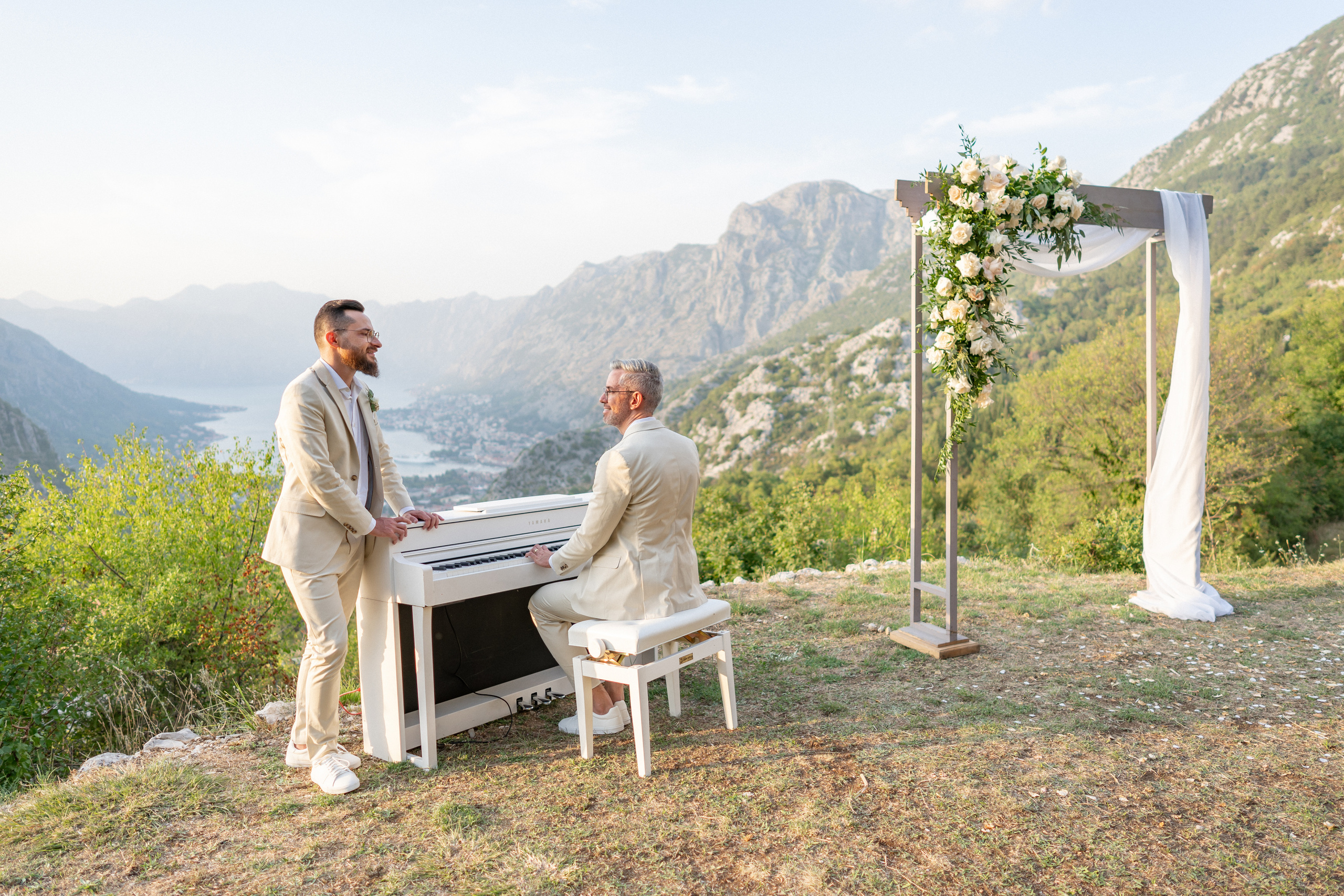 Однополая свадьба в Черногории с видом на Которский залив