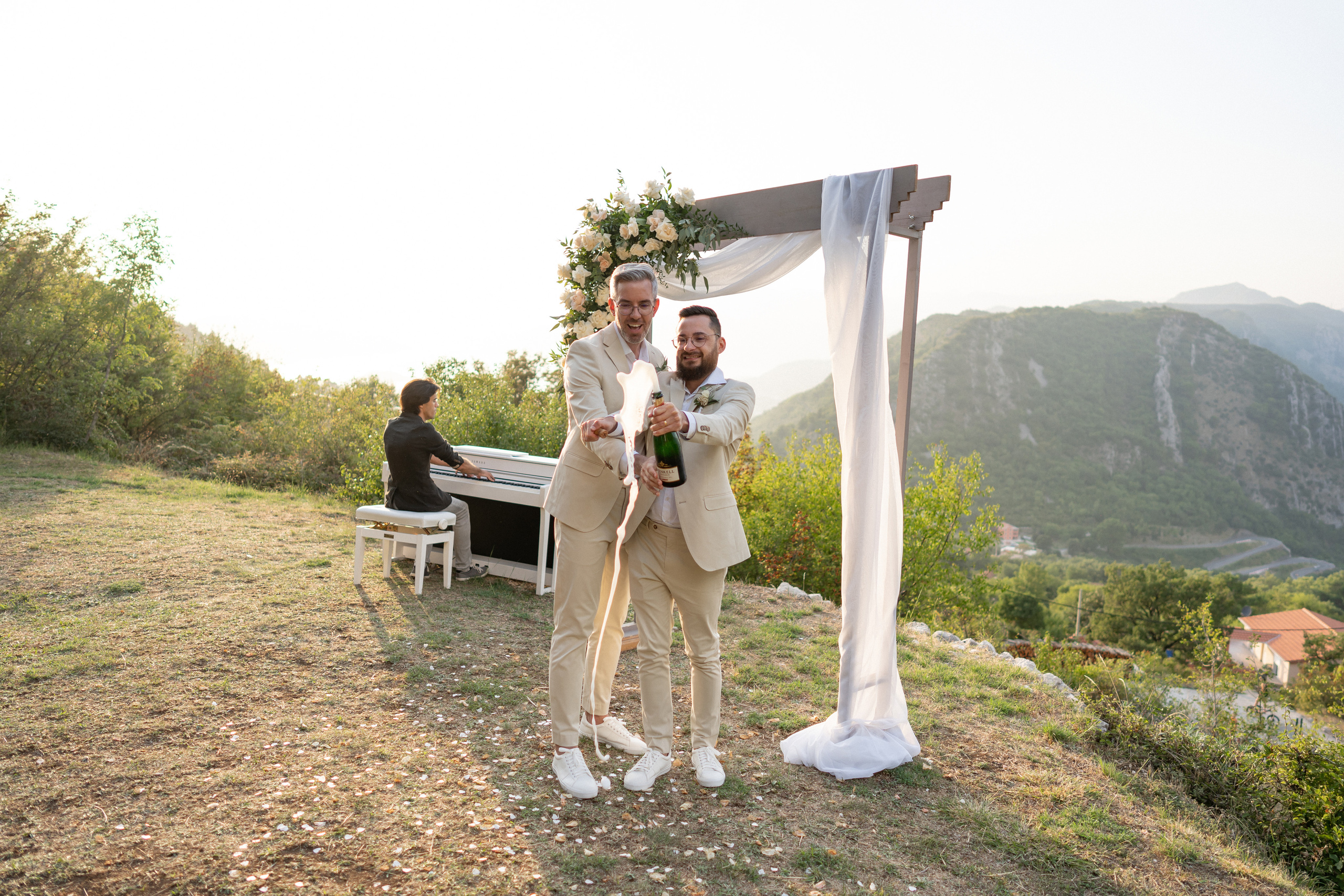 Однополая свадьба в Черногории с видом на Которский залив