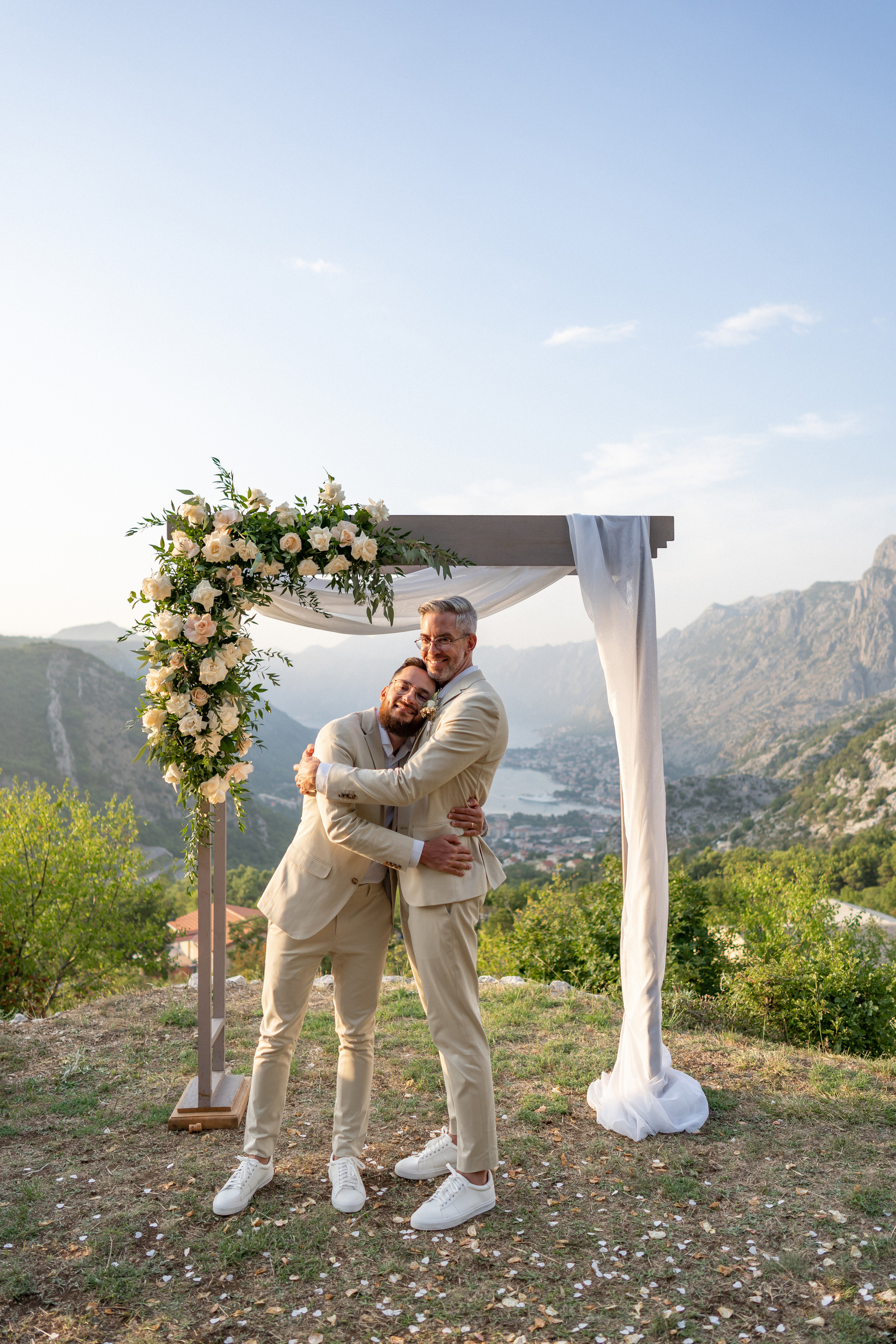 Однополая свадьба в Черногории с видом на Которский залив