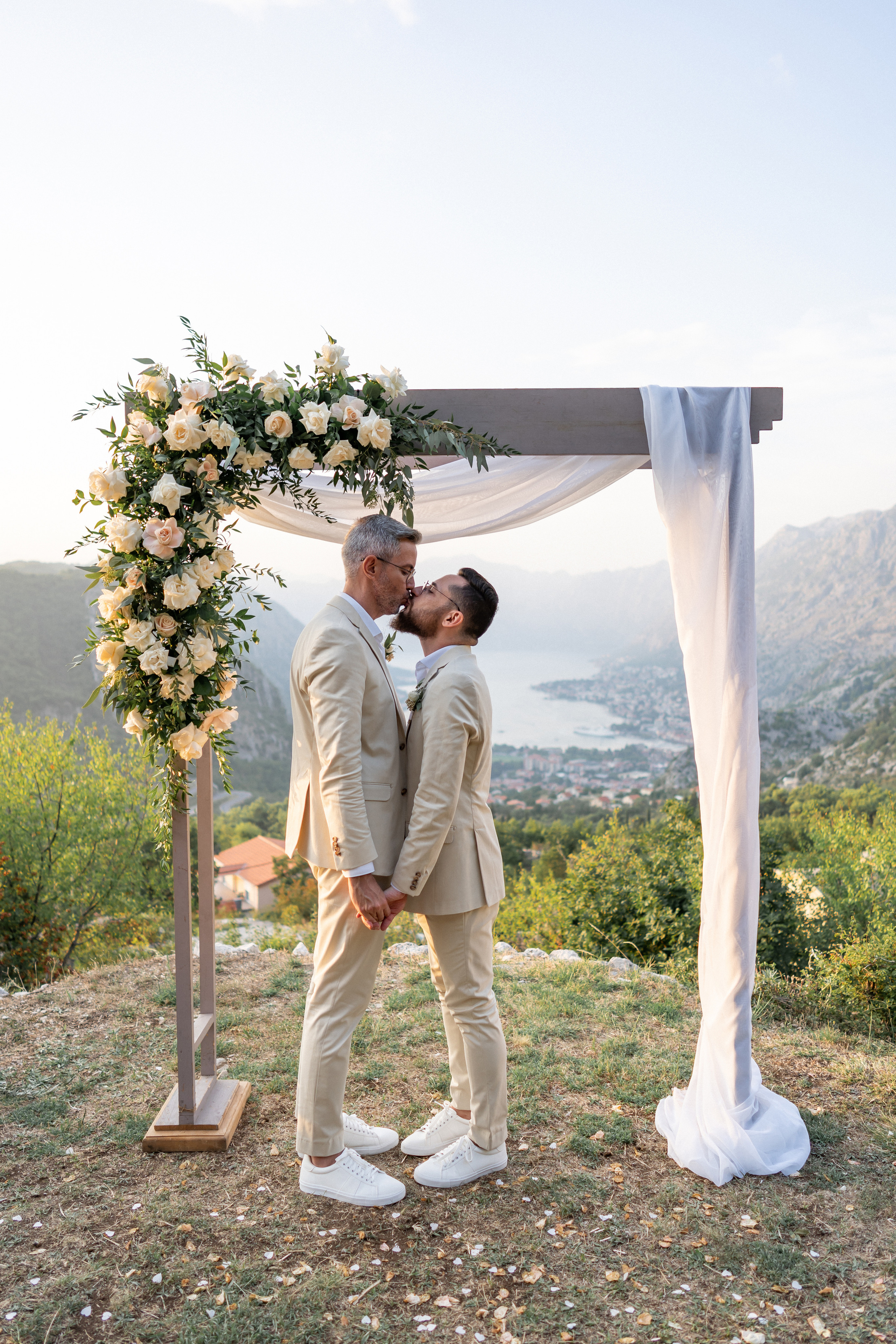 Однополая свадьба в Черногории с видом на Которский залив