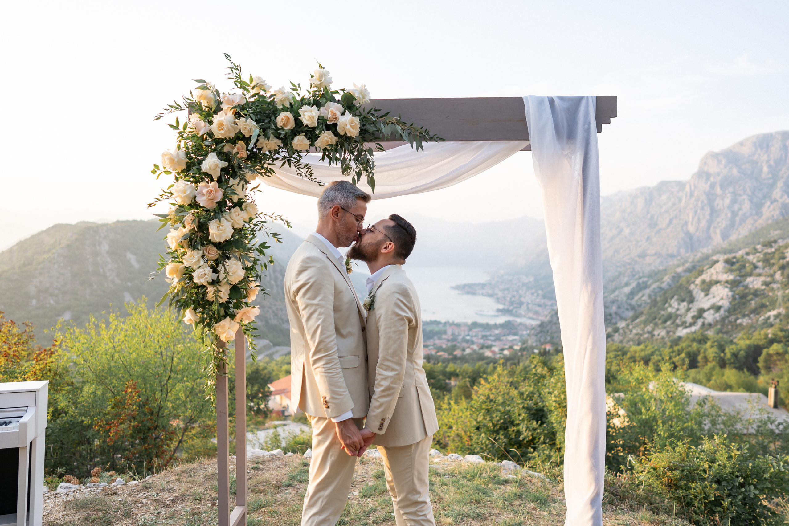 Однополая свадьба в Черногории с видом на Которский залив