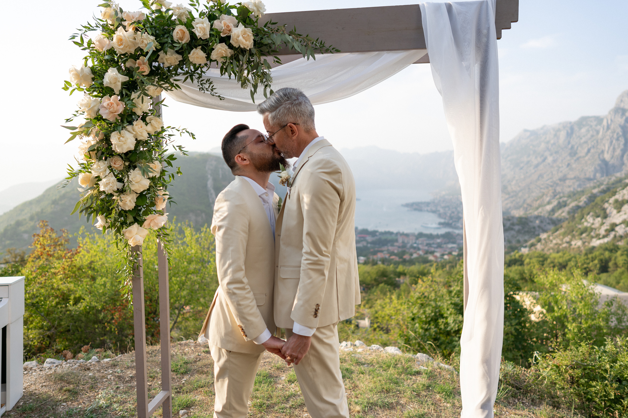 Однополая свадьба в Черногории с видом на Которский залив