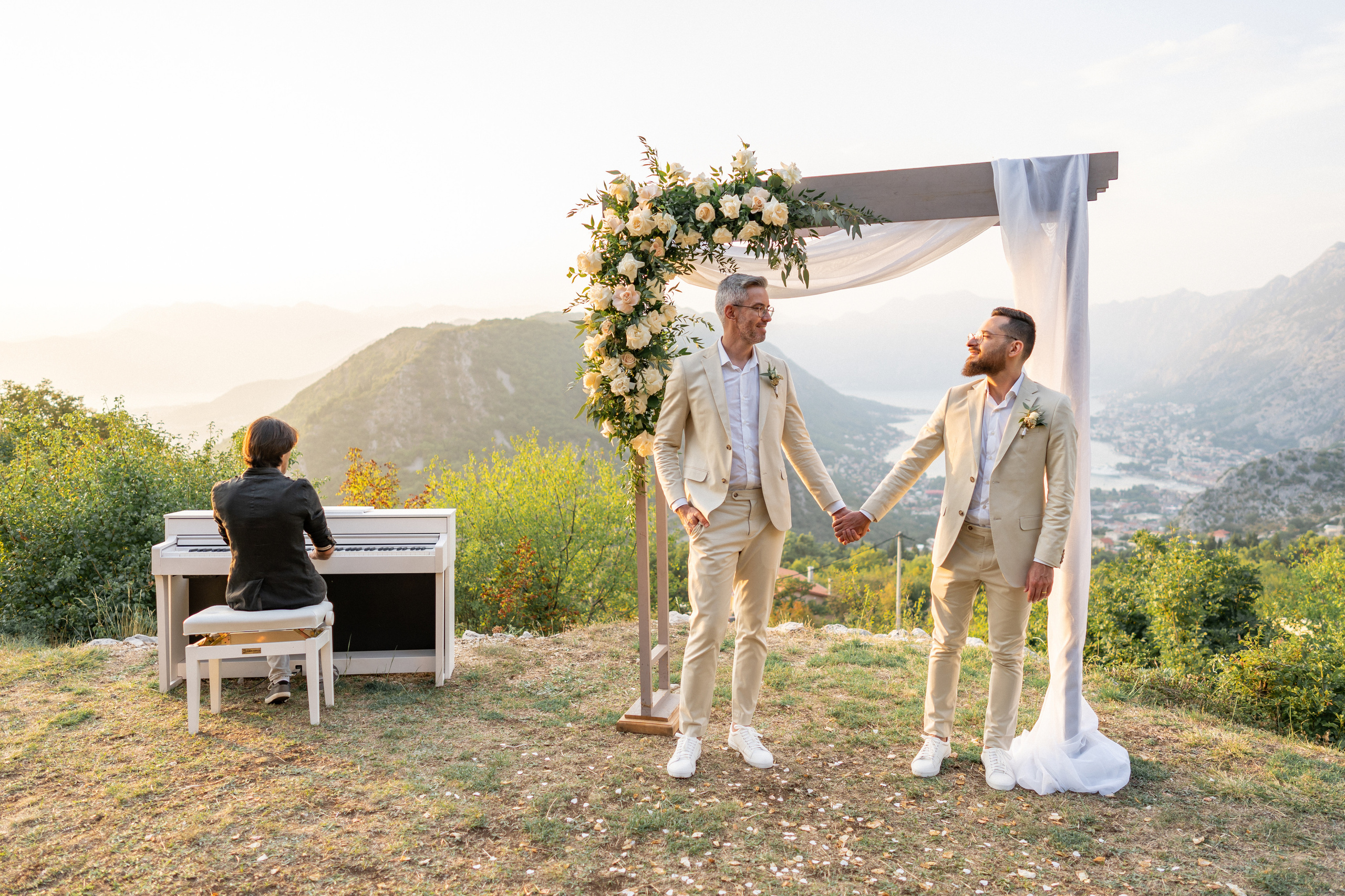 Однополая свадьба в Черногории с видом на Которский залив